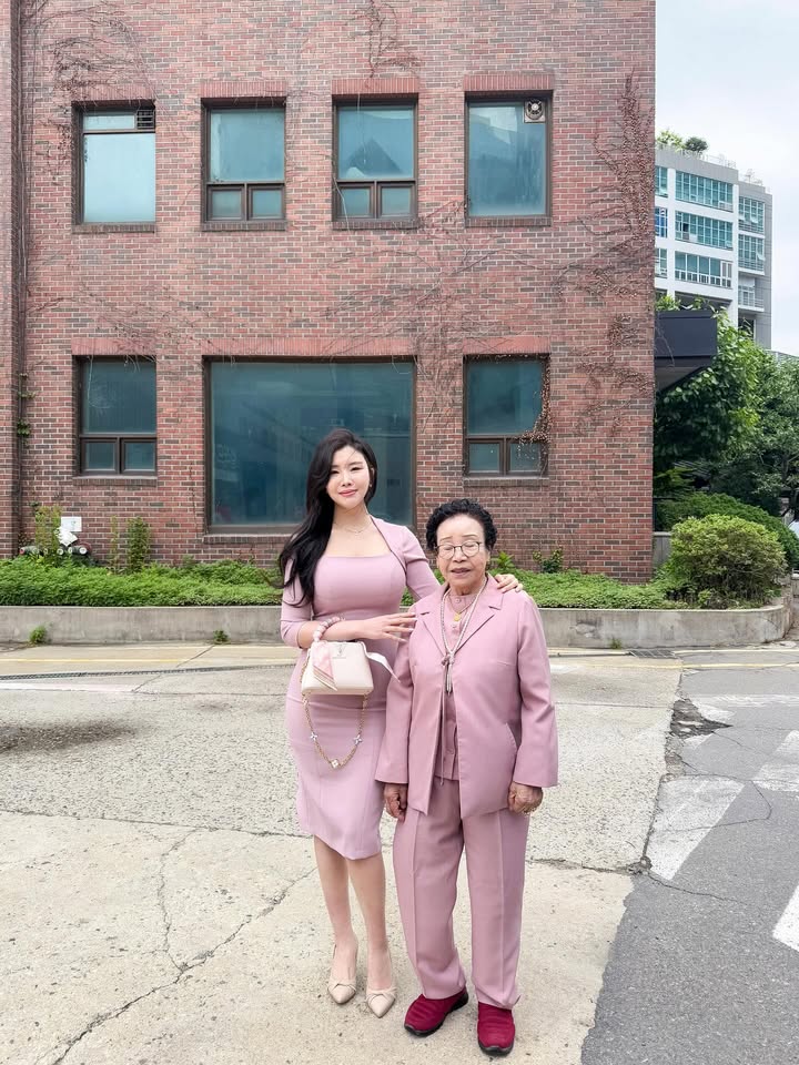 고운 우리 할머니랑 커플룩💗
친척결혼식 갔다가 우연히 할머니랑 똑같은 색 옷을 입었지 뭐에요?
어렸을때부터 할머니를 엄청 좋아했는데.. 오랜만에 만난 할머니랑
취향이 겹쳤다는게 너무 기분좋아서 사진한장!
꽃보다 아름다운 우리 할머니 사랑해요🌷
#할머니랑
