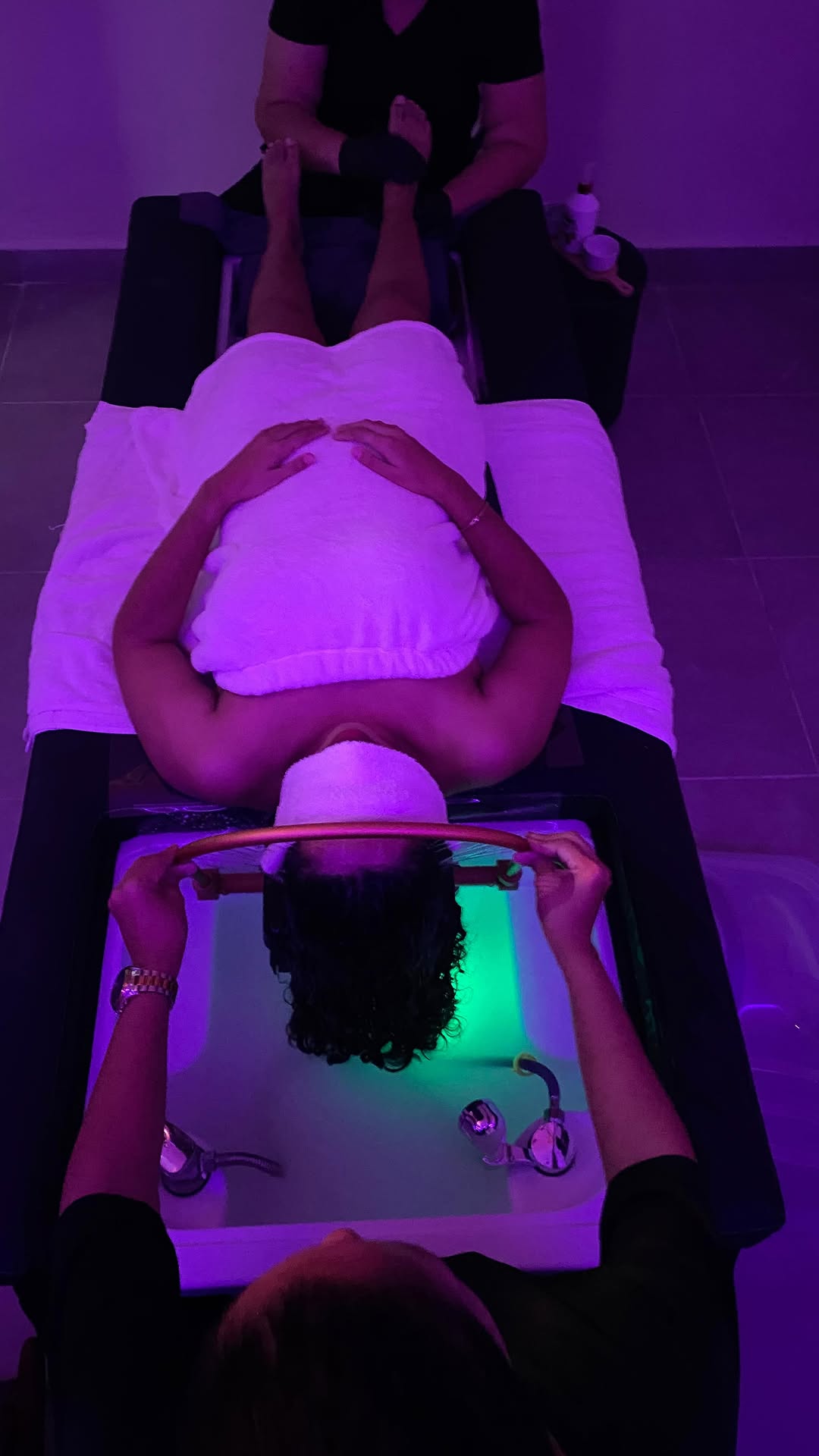 Te invito a pasar una experiencia única,contamos con un espacio completamente diseñado para el Servicio de Head Spa en combinación con Feet Spa, en #biutisalon te brindaremos un servicio de primera en un ambiente profesional,y lleno de Amor, haz tu cita con @raestheticpr para más información o llama al 787-530-5225.
#bienbiuti #headspapuertorico #headspa #raestethicpr #díosesbueno #puertorico