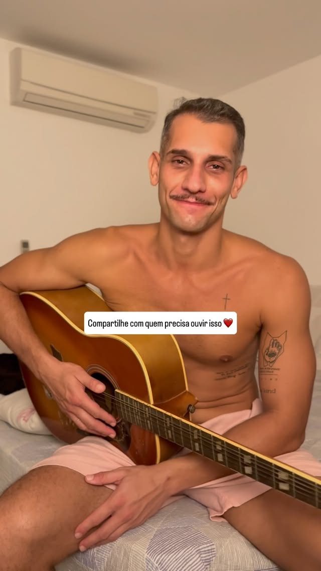 Há alguns dias gravei esse vídeo, mas não sabia que ele serviria para mim. Engraçado que Deus sempre está me guiando por caminhos que eu nem imagino. Quero compartilhar com você essa mensagem que me ajudou muito nesses últimos dias. Hoje estou bem melhor, consigo ver o sol e sentir o calor dos dias que antes estavam sempre nublados e frios. Isso tudo agradeço a Deus, minha família, meu namorado, meus amigos e a todos os meus seguidores que me mandaram mensagens positivas. Eu não quero e não vou ficar mal. Uma sequência de acontecimentos me levaram a um quase apagão e essa mensagem foi um presente pra mim mesmo. Espero que também seja pra você! Use sempre que precisar ❤️🏳️🌈🙏
#reels #saudemental #amor #pride2025