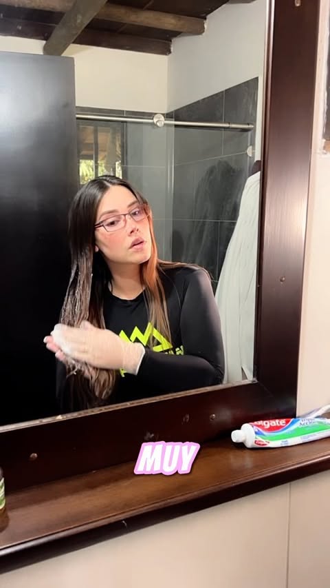 Mis amores este producto barre pigmentos artificiales del cabello como tinturas y matizantes sin maltratarlo y lo mejor de todo es a puedes hacerlo desde casa. #despigmentantecapilarsecret wapp 3012925810
*
#cabelllo #peluqueria #colombia #medellin