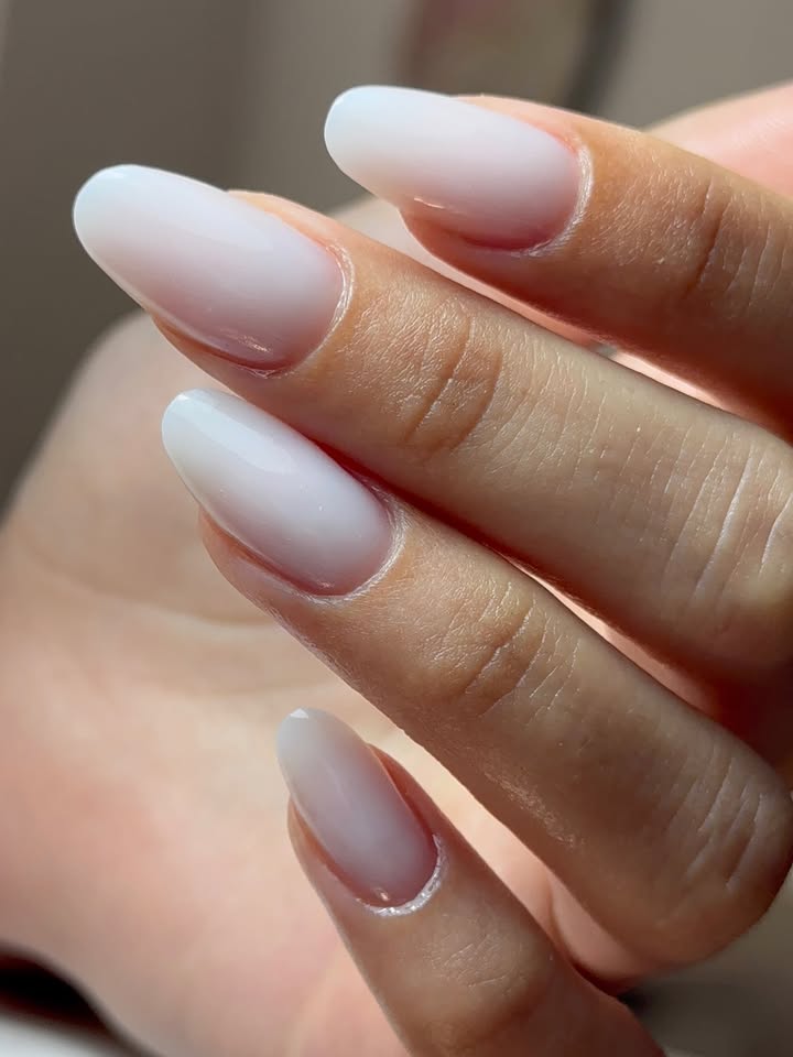 Milky Nails 🤍 Tra le mie preferite 🔝
Costruttore: Angel @kharmanailofficial (cod:sara10) 🥰
#nails #milkynails #almondnail #phoenixnails #nailsalon #nailcenter #rome #ostia