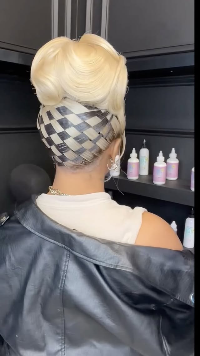 1997 was a time! Drop some ♟️♟️♟️ in the comments if you enjoyed this. Used @boldholdlaceproducts #boldholdlacetape STRONGEST LACE TAPE www.thehairdiagram.com my flatirons from @shannysnaturalbeauty wig from @royalhairrehab Muse: @adiasings. SEE YALL AT @bronnerbros THIS WEEKEND❤️