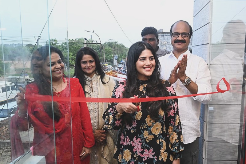 Wishing the amazing team at The Red Box all the best as they open their new branch in Ambattur! ♥️
May this new beginning bring even more flavor, success, and smiles. @theredboxambattur @itstheredbox
#TheRedBox #AmbatturLaunch #NewBeginnings #GoodLuckTeam”