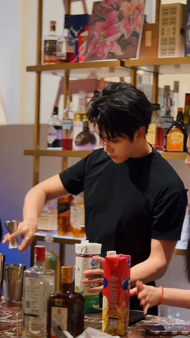บาร์เทนเดอร์ ใกล้ฉัน❣️
#ไมค์พิรัชต์ #m1keangelo #mikeangelo #mikeangelo中国