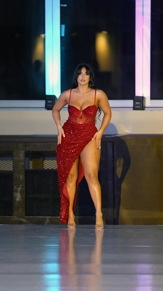 Red season ❤️✨🎄@hotmiamistyles
•
•
•
#curvemodel #curvymodel #holidayseason #holidayoutfits #hotmiamistyles