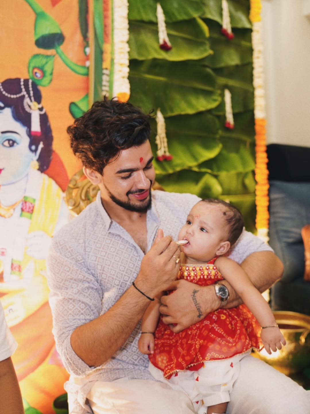 Annaprasan is a ritual in which a mama has to feed his niece/nephew his/her first meal of their life.
And looking at her love for food we had no other option but to do this ritual early๐๐งฟโฅ๏ธ