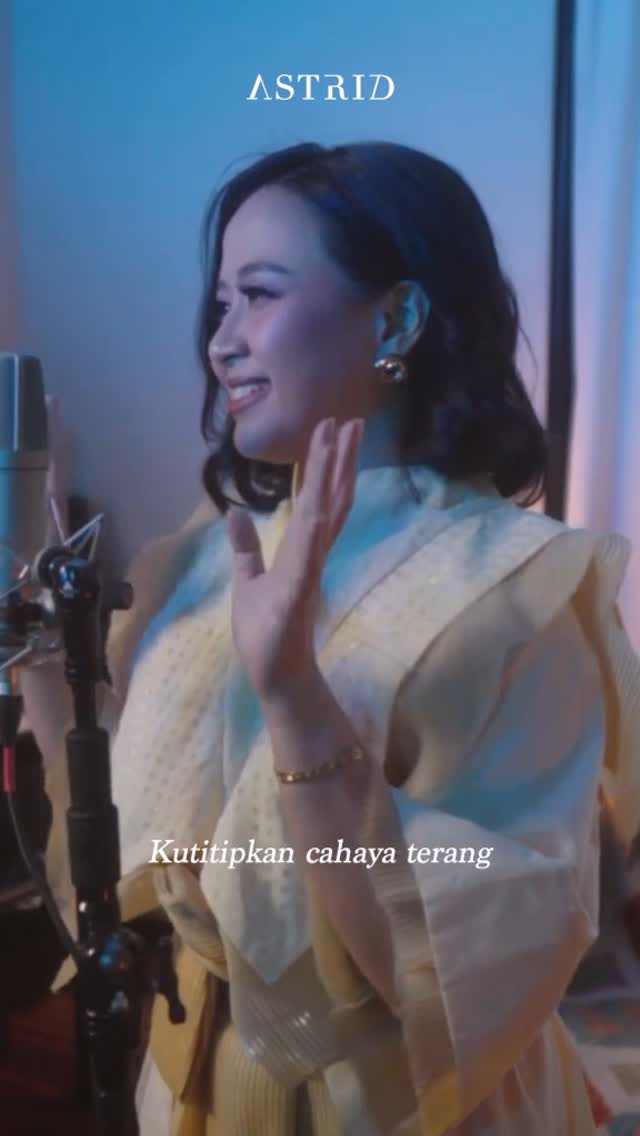 โDapatkah selamanya kita bersama?โ
Kadang cinta nggak cukup. Kadang waktu nggak berpihak.
Untuk kamu yang masih menyimpan harapan, semoga lagu ini bisa jadi teman dalam penantianmu โค๏ธ
#TentangRasa
