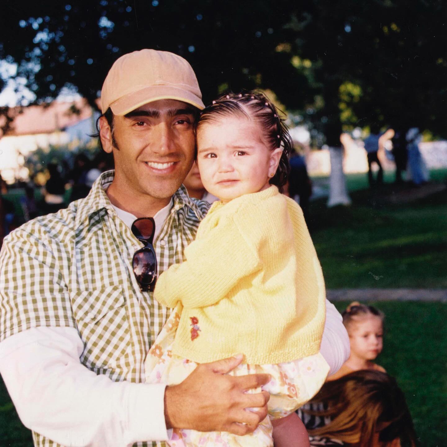 Ayer subimos algunas fotos para celebrar el Día del Padre… pero ya saben cómo es esto: uno empieza a buscar y de pronto aparecen más recuerdos que merecen ser contados.
Estas imágenes también tienen su historia, su emoción y su pedacito de corazón.
Porque cuando se trata de papá, nunca hay suficientes fotos, ni palabras. ❤️🩹✌🏼