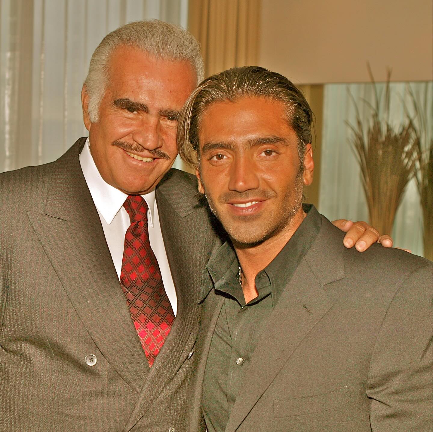 Hoy el show va dedicado a los que nos enseñaron a caminar con orgullo, a cantar con el alma, y a amar con el corazón entero.
A ti, viejo, que me mostraste que ser hombre no es cuestión de fuerza, sino de valores.
Y a mis hijos, por quienes quiero ser mejor cada día.
Ser papá ha sido el escenario más grande de mi vida.
¡Feliz Día del Padre a todos los que dejan huella con amor y ejemplo!
🎤👨👦
Ps. Nunca desaprovechen dar uno como el de la última imagen 🤍
#DíaDelPadre #DeReyARey #FamiliaFernández #PorSiempreVicente #ElPotrillo