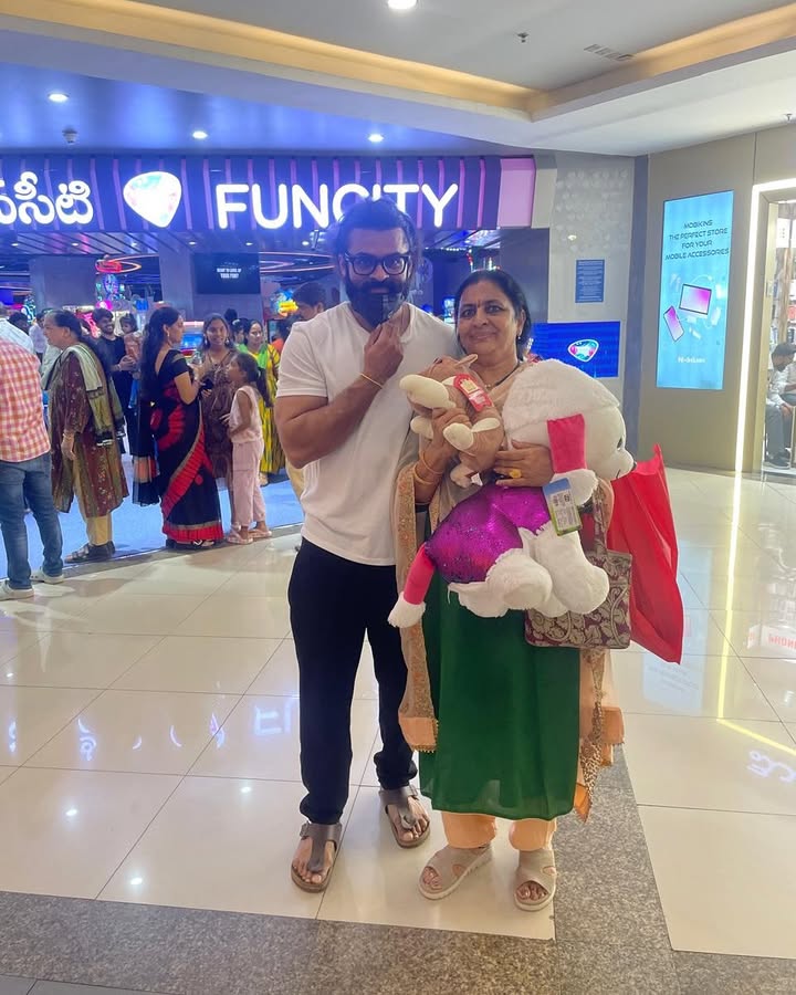 The perks of being a kid at heart (back to school books,toys and loads of chocolates 😋) and perils of a father handling games, to win for his kids.
P.s- to all my fellow brothers and sisters we are growing old yes and so are our parents let’s not FORGET that.
To all the fathers out there, wishing you a very happy Father’s Day, and to all the going to be fathers congratulations!!!
My dear Amma Neeku kuda happy Father’s Day Enduku ante “AMMAINA NANNAINA NUVVE” ❤️