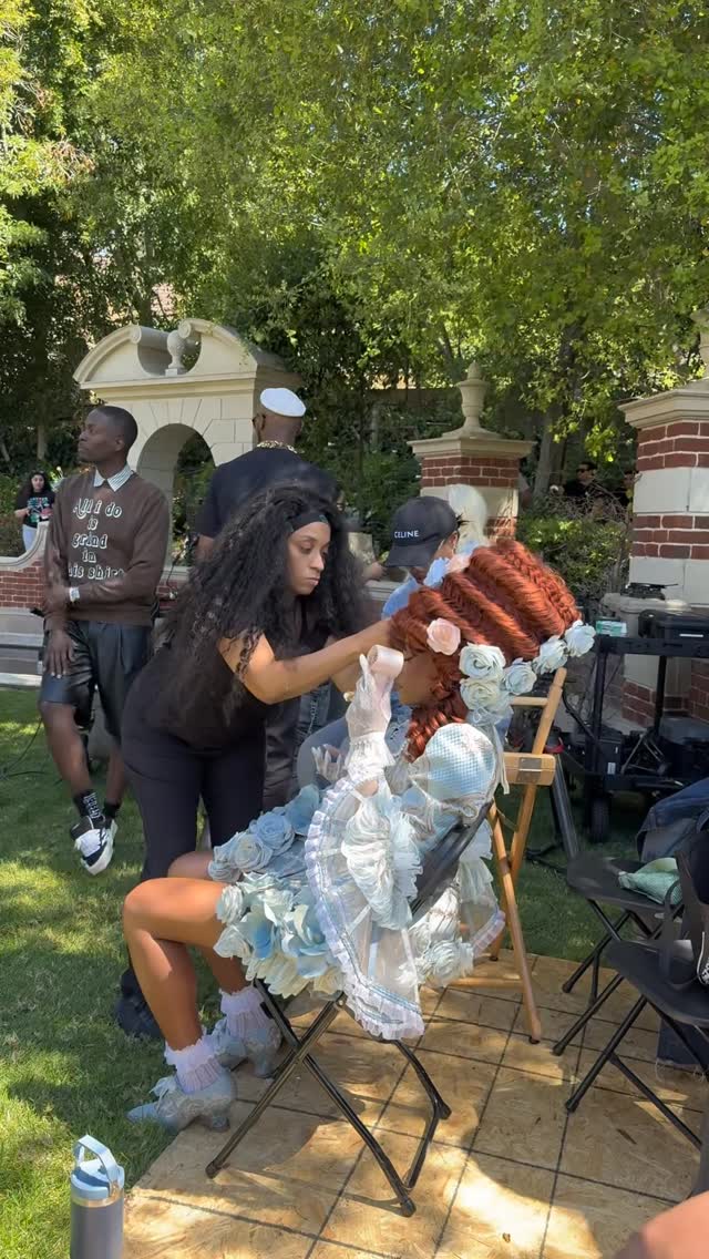 “TEA BOO” this was so fun! Thank you @keke for allowing us to be apart of your vision❤️ I LOVE EXPRESSING MY CREATIVITY THROUGH ART! Used #boldholdlacetape to hold those flowers DOWN! Used #boldholdactive for the #frenchroll on #fulllacewig Make sure yall check out @keke new release out NOW!!!! #kekepalmer #keke #boldhold #thehairdiagram Hair: @thehairdiagram Makeup @basedkenken stylist👗@zoecostello
