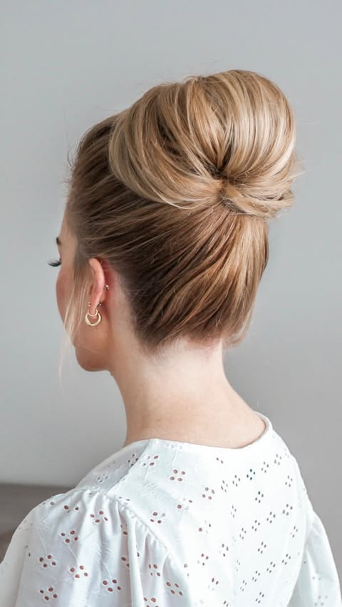 The easiest high bun you’ll ever do 🙌✨
Claw clip + 1 minute = effortless volume 💁♀️💫
#ClawClipHack #HighBunTutorial #EasyHairstyle #HairHack #missysueblog #missysuehair