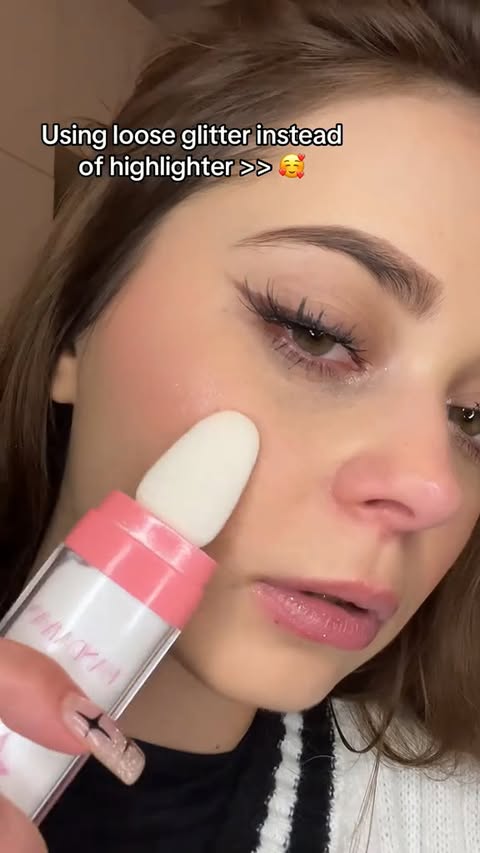 The best loose glitter for cheecks, nose, inner eye corners