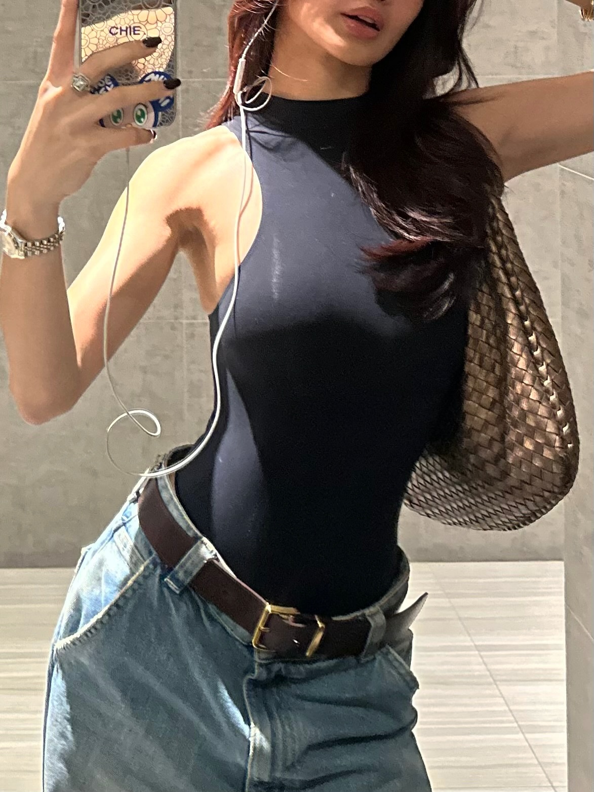 forever a bodysuit-and-jeans kinda girl 🖤✨
💇🏻♀️: @studiosuyen
no-makeup day all thanks to @belobeauty, tried the Renova Powerfacial and my skin looks so healthy 💯