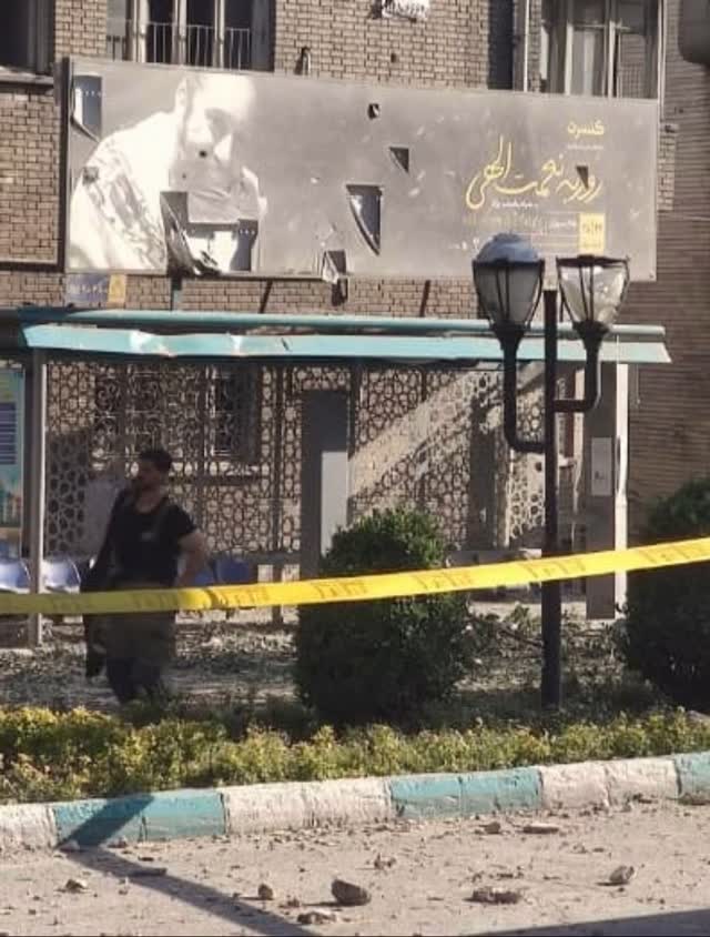 .
ترکش، فقط به دیوار نخورد…
به صدا و رویا زد.
جنگ، فقط جان نمیگیرد؛
صدای زندگی را خاموش میکند.
#جنگ#ایران#ایران🖤#وطن#خاک#روزبه#روزبه_نعمت_الهي#روزبه_نعمت_الهی #ملت_عشق