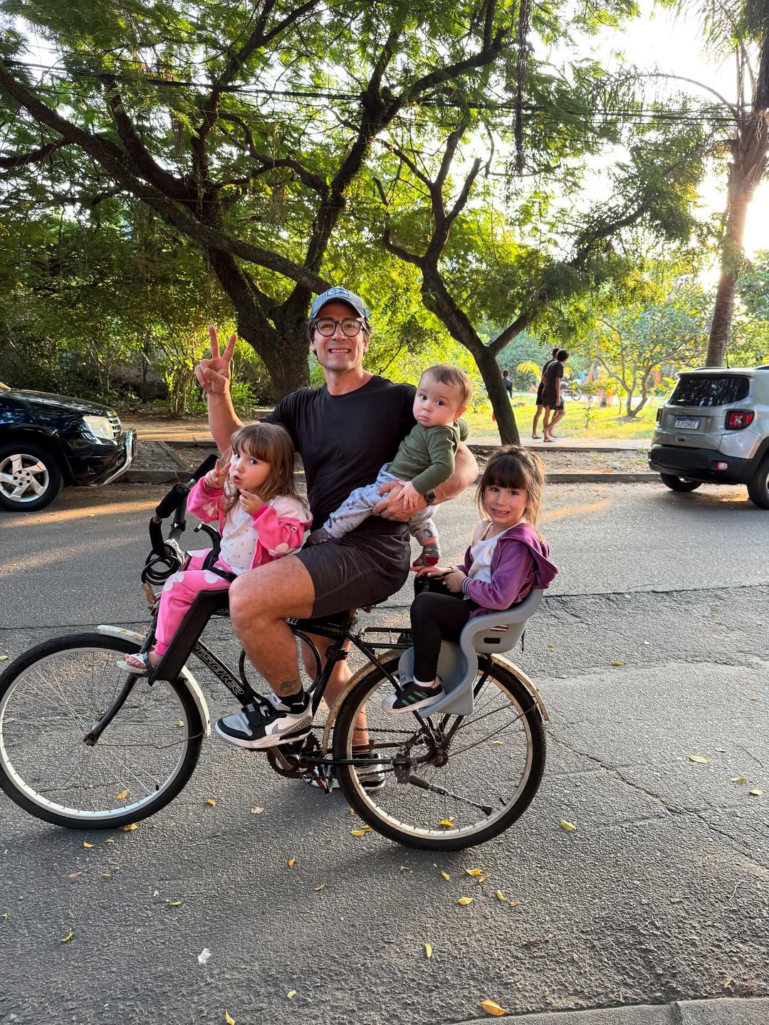 Isso é bom demais.
Levar os pequenos pra dar o rolê de bike é uma alegria.
Elas cantam assim:
“Pedalando eu vou, oh oh
Explorar assim eh vou oh oh”
Amo amo amo ❤️❤️
Thank you, Jesus!