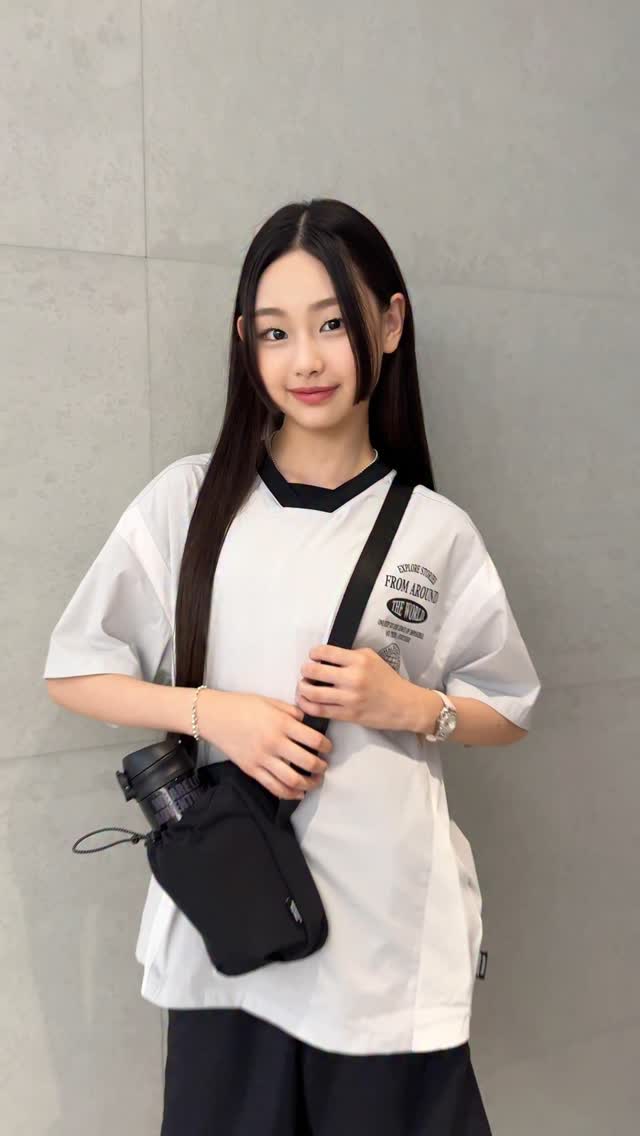 #협찬 #내셔널지오그래픽
👉KIDS 프로즌 쿨웨이브 컬러블럭 우븐
트렌디한 블록코어 오버핏 반팔티셔츠입니다
V넥 디자인🖤스포티한 느낌과 색도 예뻐요!
시원한착용감👍스판이라 신축성도👍방수는기본!
👉KIDS 프로즌 쿨웨이브 컬러블럭 우븐 5부
스포츠 블록코어 무드 바지😘
쿨웨이브 소재라 그런지 바지도 시원해요!
신축성좋고! 가볍고 방수는기본🖤
👉블릿츠 샌들
여름에 시원하게 신을수있는 토가드형 블릿츠 샌들!
BREEZE TECH 메쉬 소재로 쿨링감👍
맨발로 신어도 쿠셔닝이좋고 편한 벨크로디자인!
여름신발은 미끄럼방지는 필수죠!🖤
👉KIDS경량 미니 크로스백
앞 포켓에 보냉기능이되요!아이디어가좋은것같아요👍
내부 포켓도 쓰기좋게 되어있고!경량 크로스백🖤
요즘 이런스타일티셔츠를 많이들 입더라구요!
힙하게도 귀엽게도 연출이 가능할것같고
가볍고 시원하고 방수기능성! 마음에 들어요
좋은건 같이입기🙌🏻❤️
Brand name👉NATIONAL GEOGRAPHIC
It suits Choha, who likes to be active
It’s functional clothes, so it‘s light and cool
The weather is getting hotter.
Take care of your health🖤😍
#정초하 #초하 #jungchoha #choha #여름
#내셔널지오그래픽키즈 #리틀내키크루 #기능성
#키즈 #주니어 #패션 #nationalgeographic
#nationalgeographickids