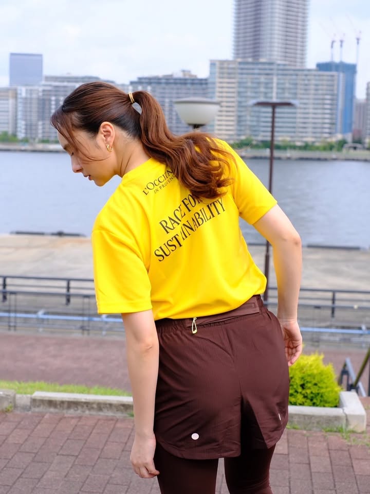 太陽も出て、気持ちの良い日に
ロクシタンチャリティーランに
参加させていただきました。
地球のために少しでも力になれたこと
そしてみなさんとの一体感を感じて
素敵な朝になりました!
これからの季節に大活躍しそうな爽やかな香りの
ヴァーベナリフレッシュシートでリフレッシュして
夜はたくさん動いたご褒美に
私のお気に入りのイモーテルオーバーナイトリセットセラムを…
朝までの保湿が素晴らしく、優しいお花の香りで癒されました^ ^
ロクシタンでは、空きボトルを回収してリサイクルしていたり、
シャンプー、シャワージェルなどをリフィルして、容器ゴミを減らすリフィルファウンテンなどがあります。
自然を大切にして、自然の在り方に寄り添う考えや活動をしているロクシタン。
サステナ月間アンバサダーとして、学びながら一緒に楽しめたらと思います!
「L’Occitane Race for Sustainability」キャンペーンは6月30日まで実施中なので、皆さんのご参加お待ちしてます!
衣装提供 #ASICS #アシックス
#ロクシタンチャリティーラン#PR
https://jp.loccitane.com/csrmonth2022