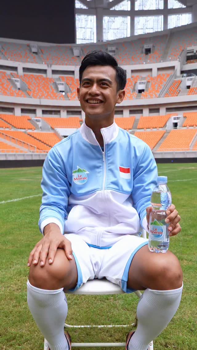 Ternyata seru juga ya belajar banyak bahasa. Apa karena aku berbakat? 😆
Coba deh kamu minum @le_mineraleid yang ada manis-manisnya ini! Gak bikin bisa ngomong berbagai bahasa sih tapi bisa bikin haus kamu langsung ilang karena segernya nyes di tenggorokan. 👍🏻