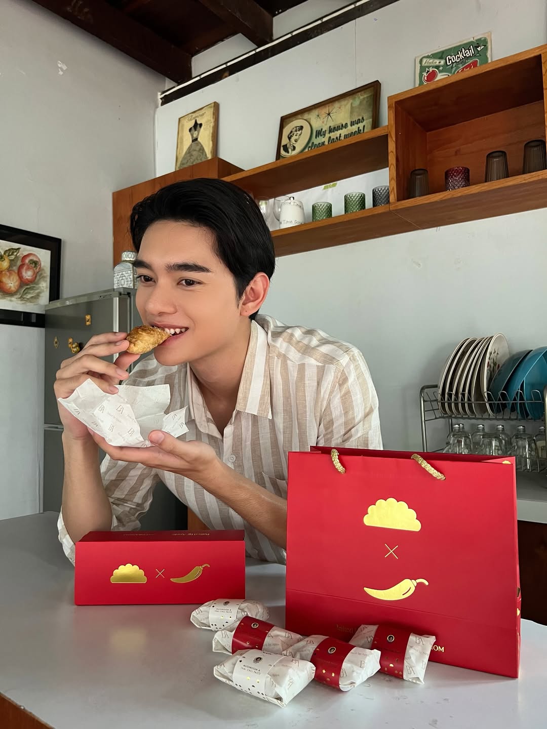 “แม่ประนอม” ✖️ “Baked by Apple”
พร้อมเสิร์ฟกะหรี่พัฟโฮมเมด 2 รสชาติใหม่
เผ็ดนัวกลมกล่อมถึงใจ
🌶️ CRISPY PORK BELLY & THAI CHILLI PASTE (พัฟหมูกรอบน้ำพริกเผาไทย)
🍄 MUSHROOM & VEGETARIAN THAI CHILLI PASTE (พัฟเห็ดรวมเจน้ำพริกเผาไทย)
* วางจำหน่ายแล้ววันนี้ ที่ Baked by Apple ทุกสาขา
❗️Emquartier ชั้น G
❗️CentralWorld ชั้น 7
❗️Siam Paragon ชั้น 4
ตั้งแต่วันนี้ - 31 ก.ค. 68 เท่านั้น