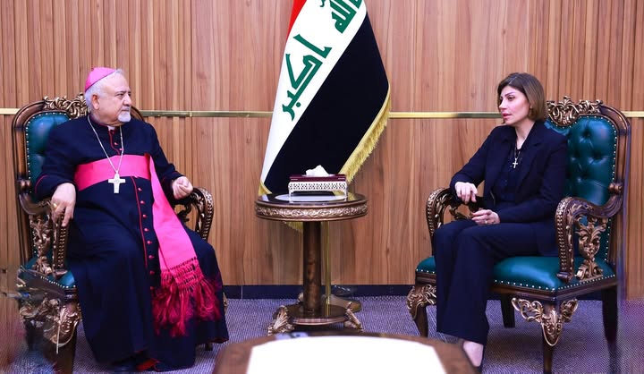 وزيرة الهجرة تستقبل وفدًا كنسيًا لبحث أوضاع المكون المسيحي في البلاد
استقبلت وزيرة الهجرة والمهجرين السيدة إيڨان فائق جابرو، نيافة المطران مار افرام يوسف عبا مطران السريان الكاثوليك، والمطران جوزيف رمسيس مطران الأرمن الكاثوليك في بغداد، وعددًا من الآباء والكهنة، بمقر الوزارة وسط العاصمة.
وجرى خلال اللقاء، بحث أوضاع المكونات في البلاد بشكل عام والمكون المسيحي بشكل خاص، ودور الجهات الحكومية المعنية في دعم الوجود المسيحي وتعزيز التنوع الديني في العراق.