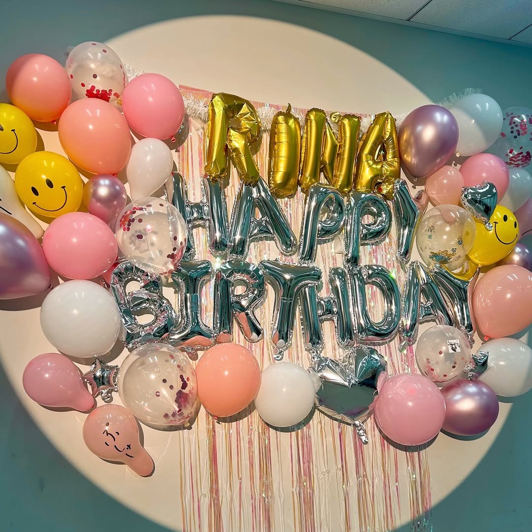 🎈34歳になりました🎈
今朝夢に愛犬のラヴが出てきました。会いに来てくれたのかなあ。現場では大好きなスタッフキャストの皆さんが盛大にお祝いしてくれました。クランクインから一ヶ月が経ち、連日の撮影で疲れているはずの皆さんからの寄せ書きを読んだら胸がぎゅっっっとなりました。嬉し涙を流せるなんて、幸せ以外なにもありません。たくさんの仲間たちから頂いた優しさを抱きしめて、明日からも作品づくりに励みます。
そしてファンの皆さん、映画館に足を運んでくださったりSNSを通じて応援してくださる皆さまの存在が私のパワーの源です。ほんとうにありがとうございます☺️❤️🔥
新たな年も健康を第一に様々なことに挑戦していきたいと思います。これからもよろしくお願いいたしますね^^
I turned 34 today. I'm really happy that so many people have congratulated me! Thank you♡♡♡ I'll continue to challenge myself in many different ways!
2025.06.15