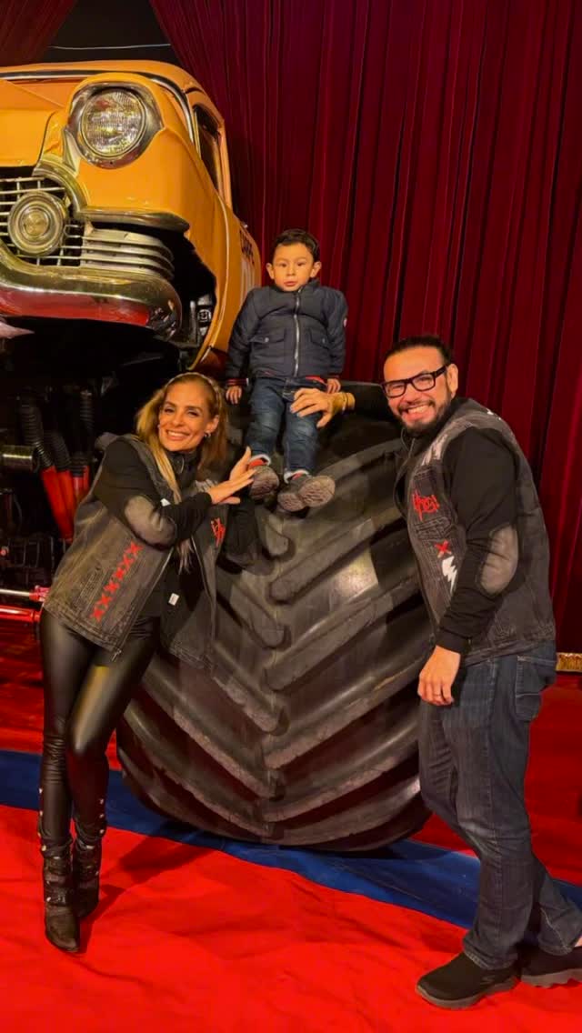 Feliz día para el hombre más cariñoso del mundo… Gracias amor por ser un padre tan amoroso y responsable y por ser con mi Bruno un amigo tan entregado, porque sé que tu amor por él es enorme e incondicional… Gracias por ser mi compañero ideal, mi mejor amigo, el amor de mi vida y alguien que admiro y que me hace sentir admirada y amada. No tengo cómo agradecerte mi príncipe hermoso. Solo le pido a Dios muchos años de salud y bendiciones para ti y a mí que me conserve para acompañarte te amooooo mi amor @drenriqueorozco
❤️❤️❤️❤️❤️❤️❤️❤️❤️❤️❤️
.
.
.
#drenriqueorozco #family #orocero #almacero #inlove #esposos