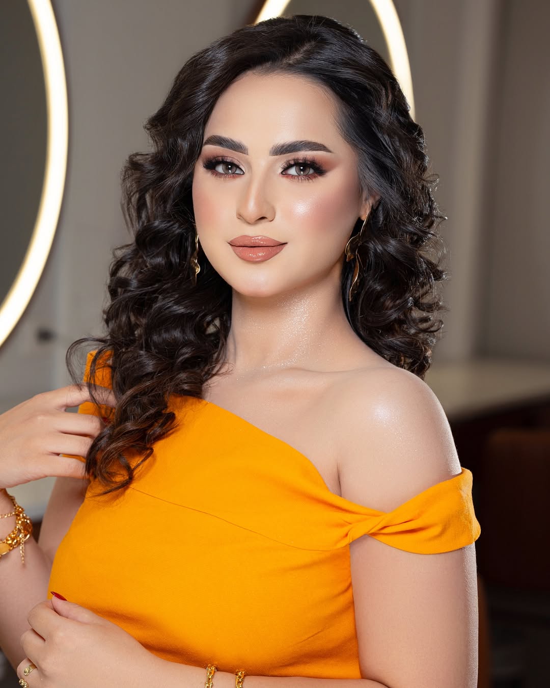 A trendy vibe captured through beauty and style
Fresh, feminine, and full of charm 💫✨
____________________________________________________
#makeuptransition #raghad_almohareb #hairandmakeup