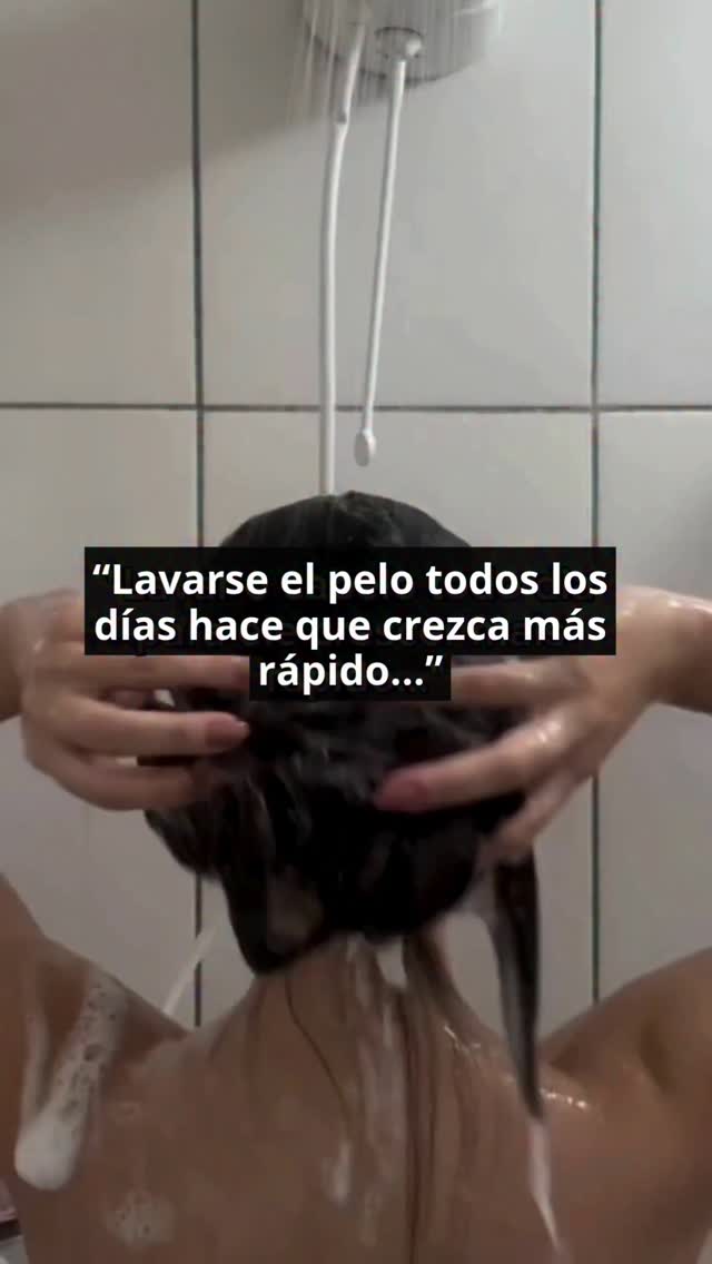 «Lavarse el pelo todos los días hace que crezca más rápido...» ¿Mito o verdad?
Verdad - ¡con algunas advertencias!
Lavarse el pelo con frecuencia puede ayudar a que crezca, ¿sabes por qué?
-Mantiene el cuero cabelludo limpio, libre de exceso de grasa, hongos y suciedad que impiden que los folículos respiren.
-Estimula la circulación sanguínea al masajear las raíces, lo que favorece el crecimiento.
Evita la acumulación de productos y residuos que pueden impedir el desarrollo sano del cabello.
Pero ¡cuidado!
-Si tu pelo es muy seco o rizado, lavarlo todos los días puede provocar sequedad.
La clave está en utilizar un champú suave, sin sulfatos, e hidratarlo bien los días de lavado.
En otras palabras, no es el lavado en sí lo que hace crecer el pelo, sino cuidar la salud del cuero cabelludo.
💛 Un consejo de oro es utilizar un tónico después de cada lavado y masajear durante al menos 1 minuto. Utiliza tónicos que contengan extractos de hierbas (como romero, aloe, té verde, jaborandi, menta, bambú) biotina, cafeína.✨
En breve te traeré más consejos sobre cómo estimular más el crecimiento del cabello.
Repost y debidos creditos: @amandadijo🌷
¿Has probado a lavarte el pelo más a menudo? ¡Cuéntame qué tal te ha ido!