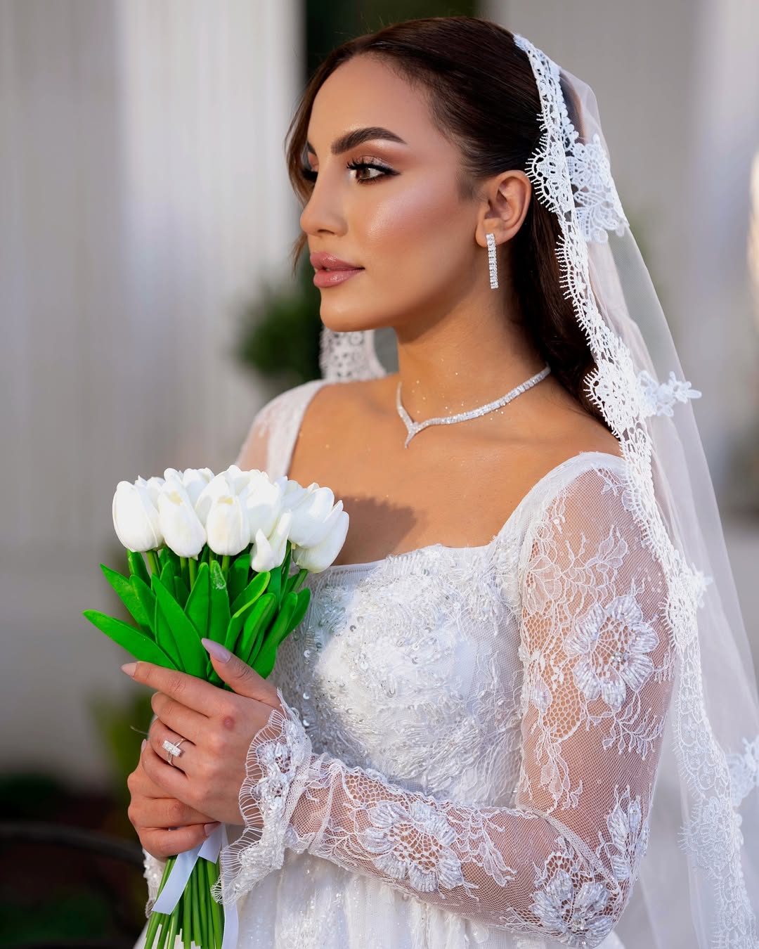 A vision in white — our muse radiates elegance in this dreamy bridal look, perfectly complemented by a stunning gown from @ahed.almuhareb . Every detail speaks luxury, grace, and timeless beauty 🤍👰🏻♀️
____________________________________________________#bride #bridetobe #makeup #glam #hairstylist #raghad_almohareb #jordan #amman #weddingseason2025💍❤️