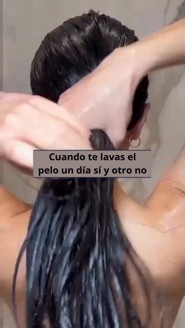 ¿Lavarse el pelo con demasiada frecuencia aumenta la caída del cabello?
Puede parecerlo, pero la verdad es otra. El pelo ya se ha caído antes, sólo está atascado entre las hebras y sólo sale cuando lo lavamos.
De media, perdemos entre 30 y 100 cabellos al día, pero si no te lavas el pelo todos los días, esta cifra parece mayor cuando por fin lo haces.
Si te lavas todos los días: 30-100 pelos.
Si te lavas cada dos días -200 mechones.
Si te lavas una vez a la semana: ¡la acumulación puede assutar
Pero, ¿cómo saber si la caída del cabello está dentro de los límites normales?
Haz la prueba: sujeta un mechón de 50 cabellos y tira ligeramente. Si se sueltan más de 6 cabellos, puede ser una señal de alarma. Además, el adelgazamiento del cabello y el aumento de la caída en el baño o en la almohada merecen atención.
Los cambios hormonales, la falta de hierro o los acontecimientos estresantes pueden influir en la caída del cabello, cuyos efectos suelen aparecer hasta tres meses después.
¿Le preocupa la caída del cabello?
Créditos: clinicacintiamartins beauthuy