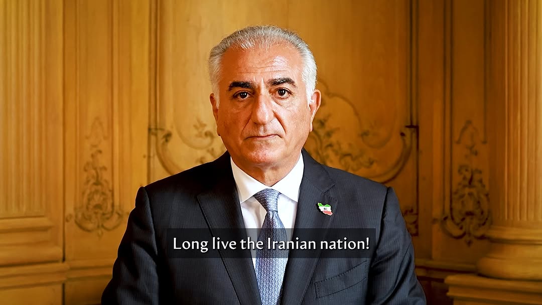 .
هممیهنان،
جمهوری اسلامی به پایان خود رسیده و در حال سقوط است. خامنهای همچون موشی هراسان زیر زمین پنهان شده و کنترل اوضاع را از دست داده است. آنچه آغاز شده برگشتناپذیر است. آینده روشن است و ما با هم از این پیچ تند تاریخ عبور خواهیم کرد.
در این روزهای دشوار، دل من با همه شهروندان بیدفاعیست که آسیب دیدهاند، و قربانی جنگطلبی و توهمات خامنهای شدهاند. من سالها کوشیدم تا میهنمان گرفتار آتش جنگ نشود.
پایان جمهوری اسلامی، پایان جنگ ۴۶ساله آن با ملت ایران است.
دستگاه سرکوب رژیم در حال فروپاشیست. تنها یک خیزش همگانی لازم است تا این کابوس برای همیشه پایان یابد.
اکنون زمان ایستادن است؛ زمان بازپسگیری ایران. همه با هم، از بندرعباس تا بندرانزلی، از شیراز تا اصفهان، از تبریز تا زاهدان، از مشهد تا اهواز، از شهرکرد تا کرمانشاه به صحنه بیاییم؛ پایان این رژیم را رقم بزنیم.
نگران فردای پس از سقوط جمهوری اسلامی نباشیم. ایران دچار جنگ داخلی و بیثباتی نخواهد شد. ما برای آینده ایران و شکوفاییش برنامه داریم. ما برای صد روز نخست پس از سقوط، دوران گذار، و استقرار یک حکومت ملی و دموکراتیک، برای ملت ایران و به دست ملت ایران، آمادهایم.
خطاب به نیروهای نظامی و انتظامی، امنیتی و دولتی که این روزها بسیاری از آنها به من پیام میفرستند: «برای حفظ رژیمی که سقوط آن آغاز شده و حتمیست روبروی ملت ایران نایستید. خود را فدای رژیم پوسیده نکنید. با ایستادن در کنار ملت، جان خود را حفظ کنید. در گذار از جمهوری اسلامی نقشی تاریخی ایفا کنید؛ و در ساختن آینده ایران سهیم باشید.»
ایران آزاد و آباد پیش روی ماست. باشد که بهزودی در کنار شما باشم.
پاینده ایران!
زندهباد ملت ایران!