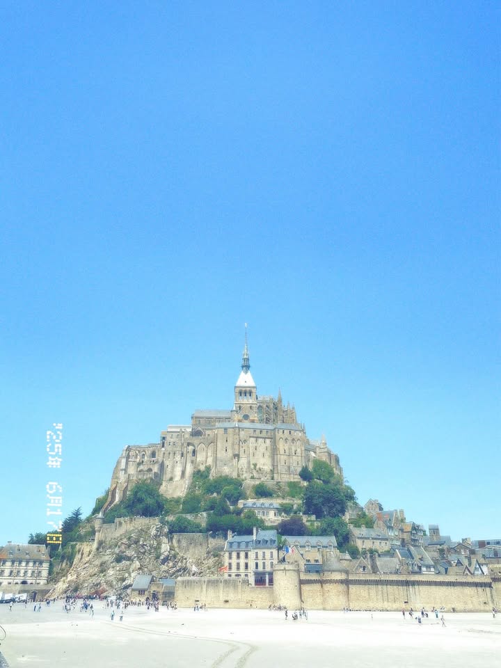 ずっと行ってみたかったモンサンミッシェル🩵
写真だと分かりづらいんだけど、もーー海と砂浜と空が溶け合っている景色が美しすぎて泣けた🥲🌈
#モンサンミッシェル #エミトラベルパリ