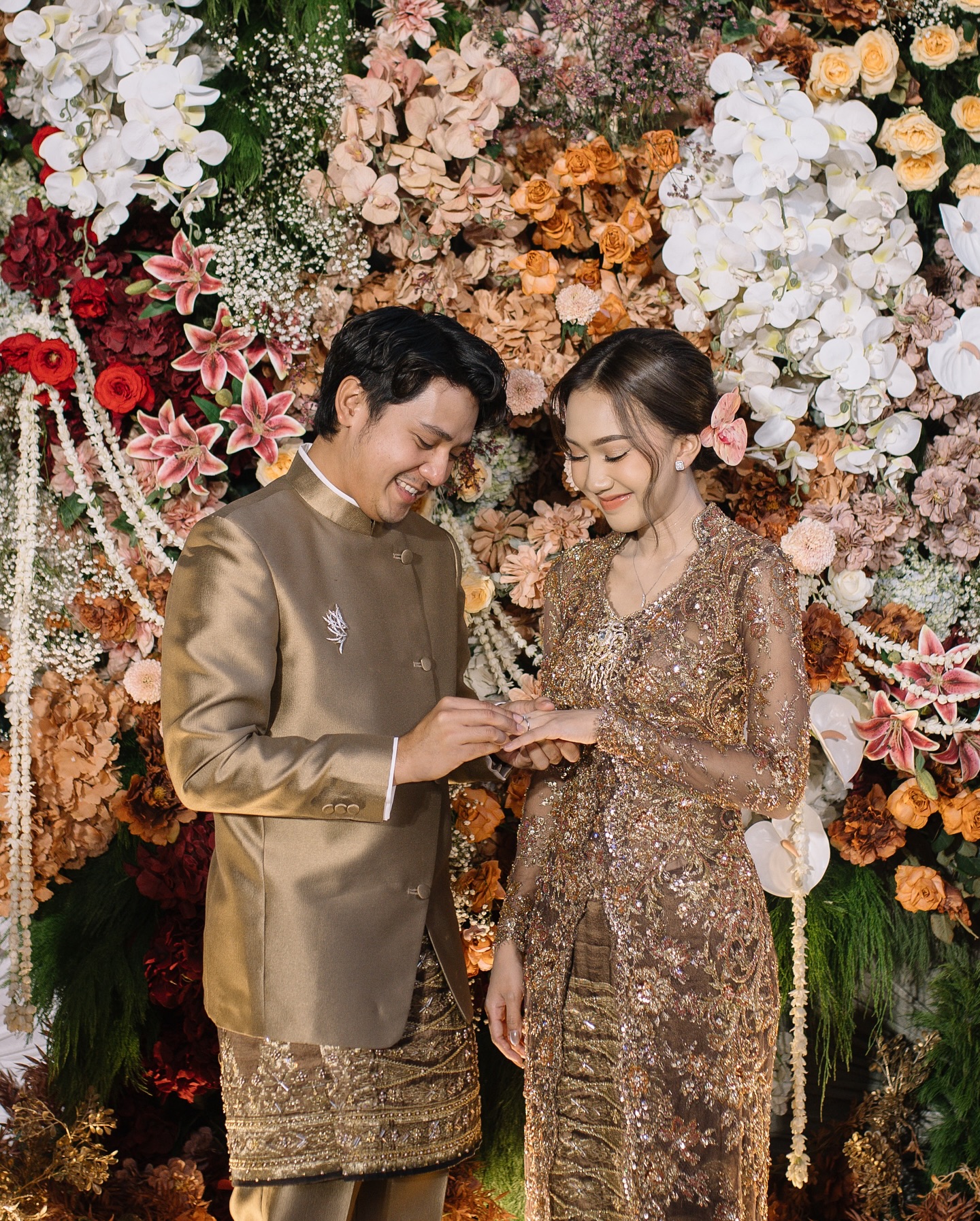 Terlalu banyak yang bisa disyukuri dari hari ini. Dikelilingi orang-orang tersayang, diikat dalam satu niat baik. Lamaran kami❤️
Wedding planner & organizer : @wxypartymaker @amore8816_
Entertainment : @yenechriz
Decoration : @rustiquedecoration
Foto & video : @imagenic
MUA : @jhoenatanmakeup
Hair do : @fahrizalirfan
Attire : @guginugraha
Parent attire : @beblooms.wedding (kebaya) @celosiaetnik (batik)
Accessories : @adellejewellery
Seserahan : @by.semakky @mooeishop
Digital inv & Guest book : @viding.co
Usher : @theperfectionofcesa
MC: @khoeer.iskandar
Hand bouquet by @kikukoflorist
Shoes bride to be @sachlirene_tfota