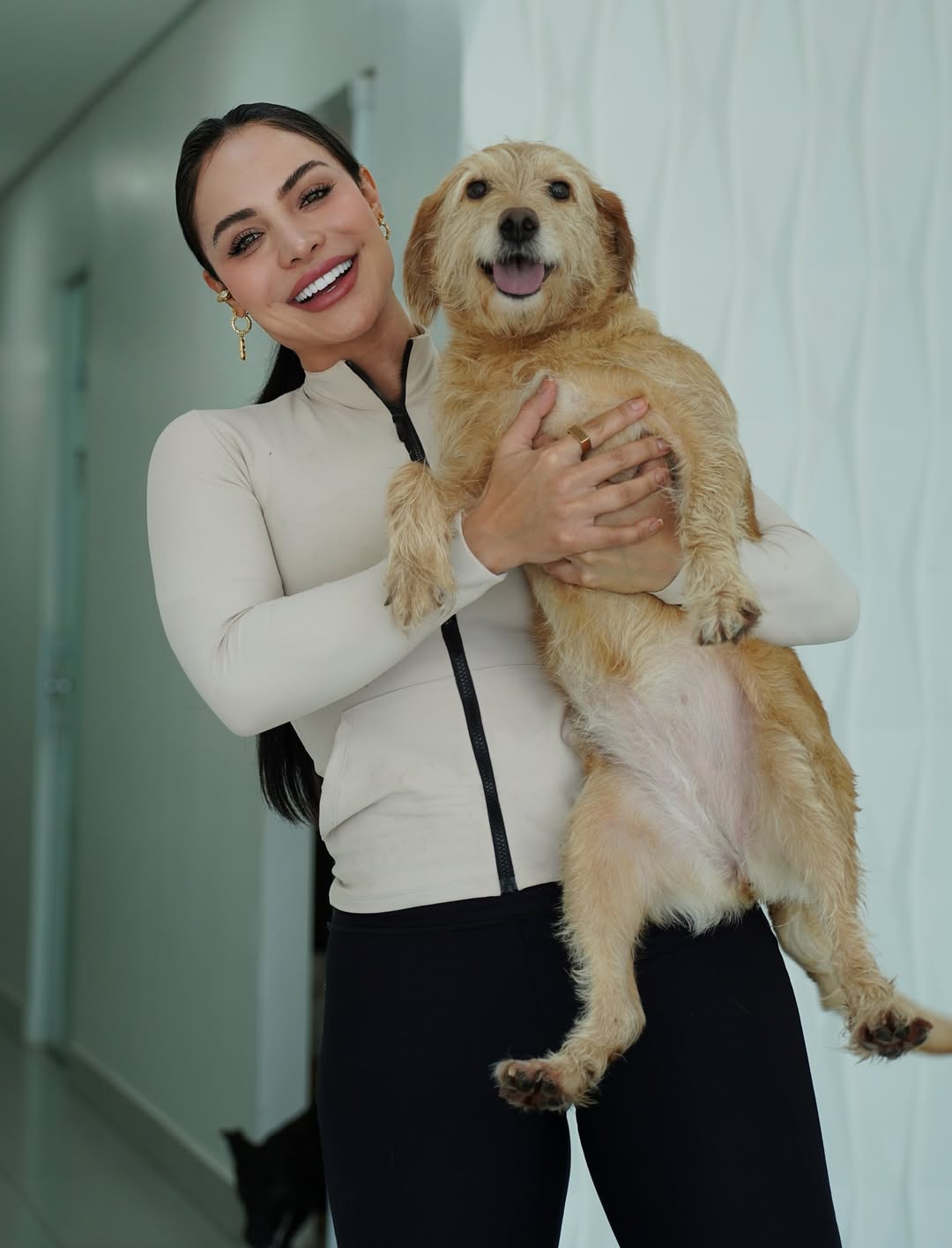 EU TENHO CERTEZA QUE VOCÊS IRÃO VIBRAR COM MUITA ALEGRIA…
HOJE É UM DIA MUITO FELIZ e eu quero muito dividir isso com vocês 😍❤️ AGORA EU E A @vetnasaoficial somos parceiros 🥲 Eu não tenho palavras para expressar o tamanho da minha felicidade!
Eu levei os meus cães para renovar as vacinas e também para colocarem o microchip de identificação. Quanto carinho e amor eles receberam de toda equipe, foi incrível!
A Vetnasa é atualmente a maior Rede Veterinária de São Paulo, oferecendo serviços de qualidade e excelência através de uma equipe de profissionais Veterinários Multidisciplinar experiente e selecionada com CONSULTA DE CÃES & GATOS POR $80,00 🥹🙏🏼
DEUS É PERFEITO EM CADA DETALHE ❤️
São mais de 40 Consultórios Veterinários, Salas de Cirurgia, Laboratório Próprio e Amplos Espaços de Internação e Monitoramento, proporcionando assim todo o conforto, bem-estar e segurança necessários para oferecer as melhores soluções em saúde animal.
Além da parceria eles doaram 200kg de ração para os meus animais, gratidão e que Deus abençoe sempre 🙏🏼