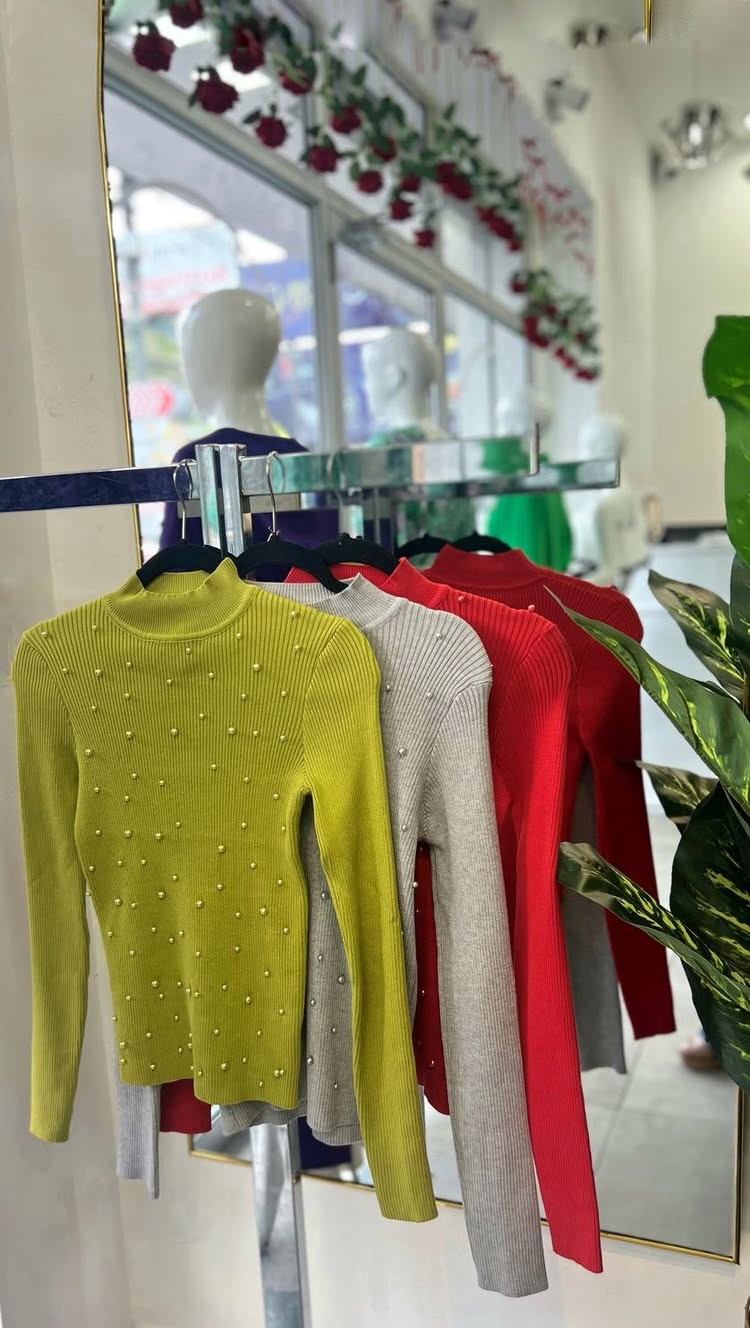 Sweaters perfectos para este clima 🌧️
#sweater #fenellovers #outfits
#moda #sweaterweather