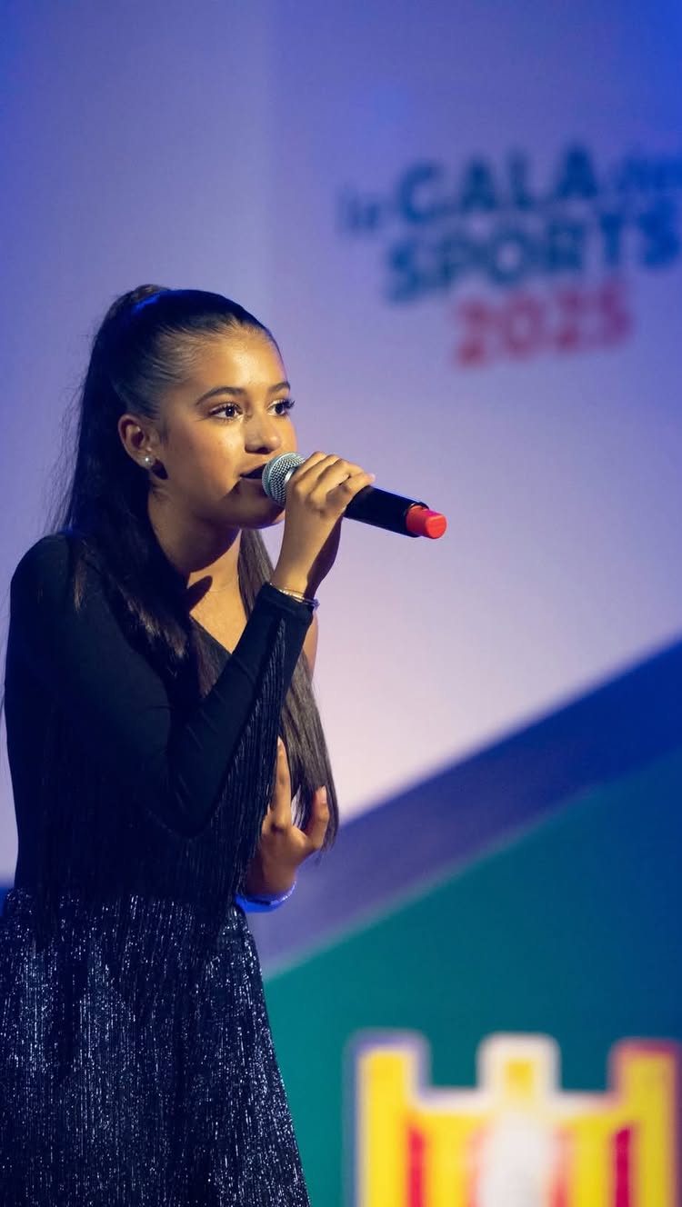 Ce week-end j’ai eu la chance d’être invité à chanter devant plus de 600 personnes 🤭 pour la soirée #galadessports2025 au Palais des congrès de Perpignan 💖
Je voulais remercier particulièrement @sebastmenard son équipe des sports 🧡🧡🧡
@mairieperpignan à toutes les personnes présentent qui ont mis l’ambiance 😜🔥
C’était une soirée exceptionnelle dédiée au sport amateur perpignanais grâce à tous.
Encore merci 💖
🏆 Palmarès du Gala des Sports 2025 :
🥇 Révélation Féminine : Nelly Lagrange
🥇 Révélation Masculine : Elie Boyunga
🏆 Prix du Maire : Déesses Catalanes
🏆 Prix de l’Adjoint au Sport : Empire Futsal
👏 Dirigeants / Arbitres : Khalid Bouta, Daniel Foltran, Marie-Lise Rovira
🔁 Prix de la Régularité : Pentathlon Moderne Perpignan
🥋 Club le plus titré : Judo Club Catalan
🏃 Club de l’année : Union Perpignan Athlé 66
👟 Athlètes de l’année : Rémi Para, Benjamin Boulenc, Chloé Barozzi-Gauze
🌟 Prix Spécial : Direction des Sports. #foryou #pourtoi #passionchant #sports #villeperpignan #legaladessports #palaisdescongres #reconnaissante