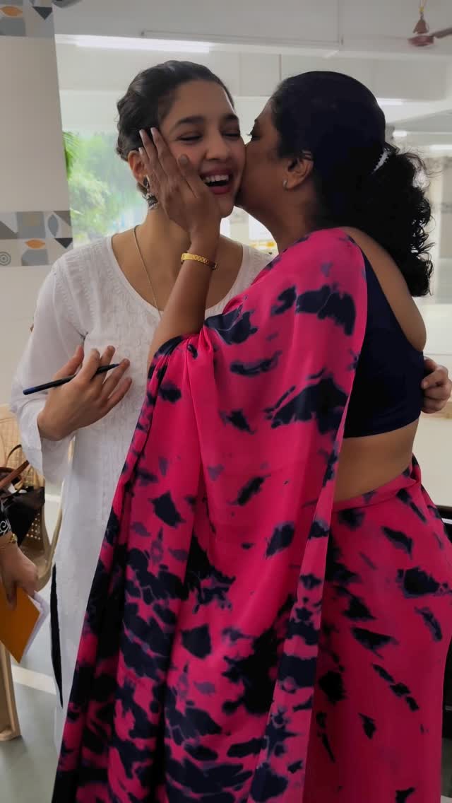 Mum’s farewell from school after 25 years of teaching :’) <3
It made my heart so full to see how much she is loved and adored by her students and colleagues.
The way the kids came running to hug her!! Ughhh! Right in the feels 😭
Meeting all my teachers after so many years was wonderful! What a day 🤍🤍🤍