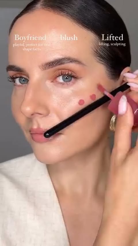 @makeup.by.asta Have you ever tried the trending ‘Boyfriend’ blush?let me know 👇 Follow @fatimabeautyblog for more! DM to get featured 💖
Blush @hudabeauty Blush Filter Strawberry Cream
#boyfriendblush #blushpink #blushfiltertips #hudabeauty #makeuptipsandtricks #makeuphacksandtricks #wakeupandmakeup #blushplacement #facecontouring