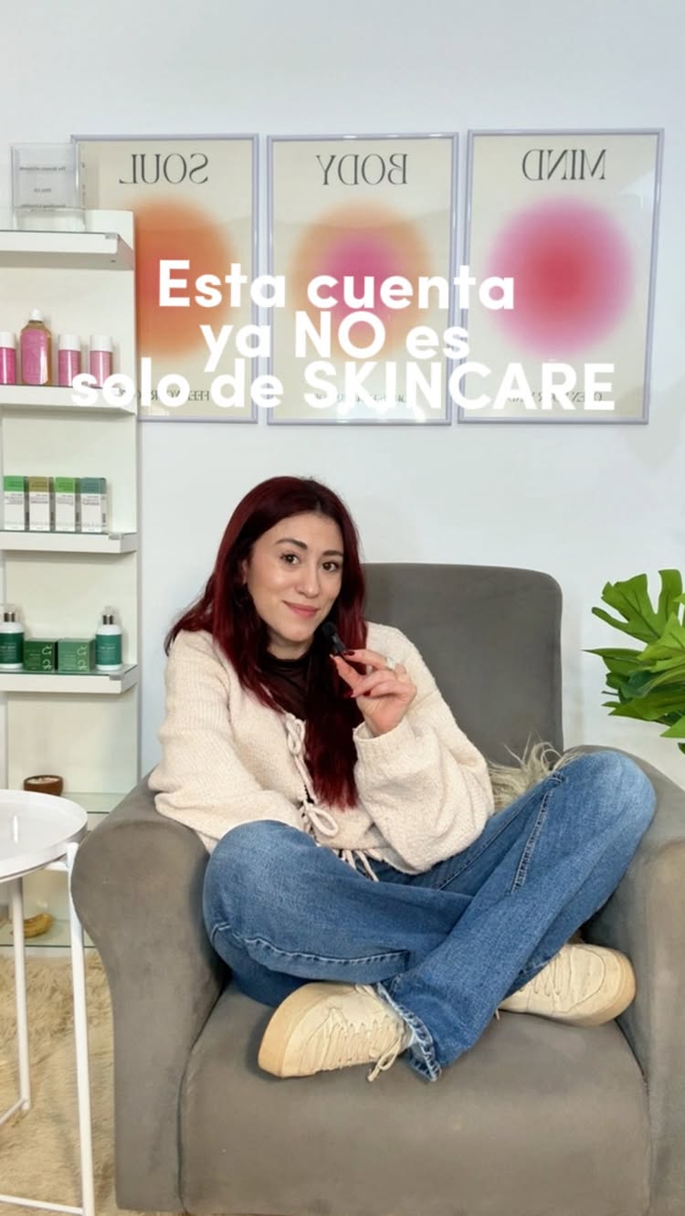 Esta cuenta ya no es solo de skincare.
Empieza una nueva etapa: más humana, más real, más mía.
Voy a seguir enseñándote a cuidar tu piel, porque me encanta hacerlo,
pero también quiero mostrarte lo que hay detrás:
cómo es ser médica, tener una marca de skincare, crear contenido, vivir en Alvear, tener una relación, equivocarme, emocionarme y volver a empezar.
La verdad es que hace un tiempo sentía que algo no me cerraba con mi contenido.
Que, aunque seguía hablando de piel, me faltaba algo.
Sentía que no estaba mostrando todo lo que soy, todo lo que vivo. Mi vida no es solo piel.
Y eso me empezó a pesar.
Durante mucho tiempo creí que tenía que elegir entre todas mis versiones.
Hoy elijo integrarlas.
Porque todas esas danas… soy yo.
Si te quedás, gracias por bancarme.
Y si decidís irte, también está bien.
Yo elijo ser fiel a mí 💚