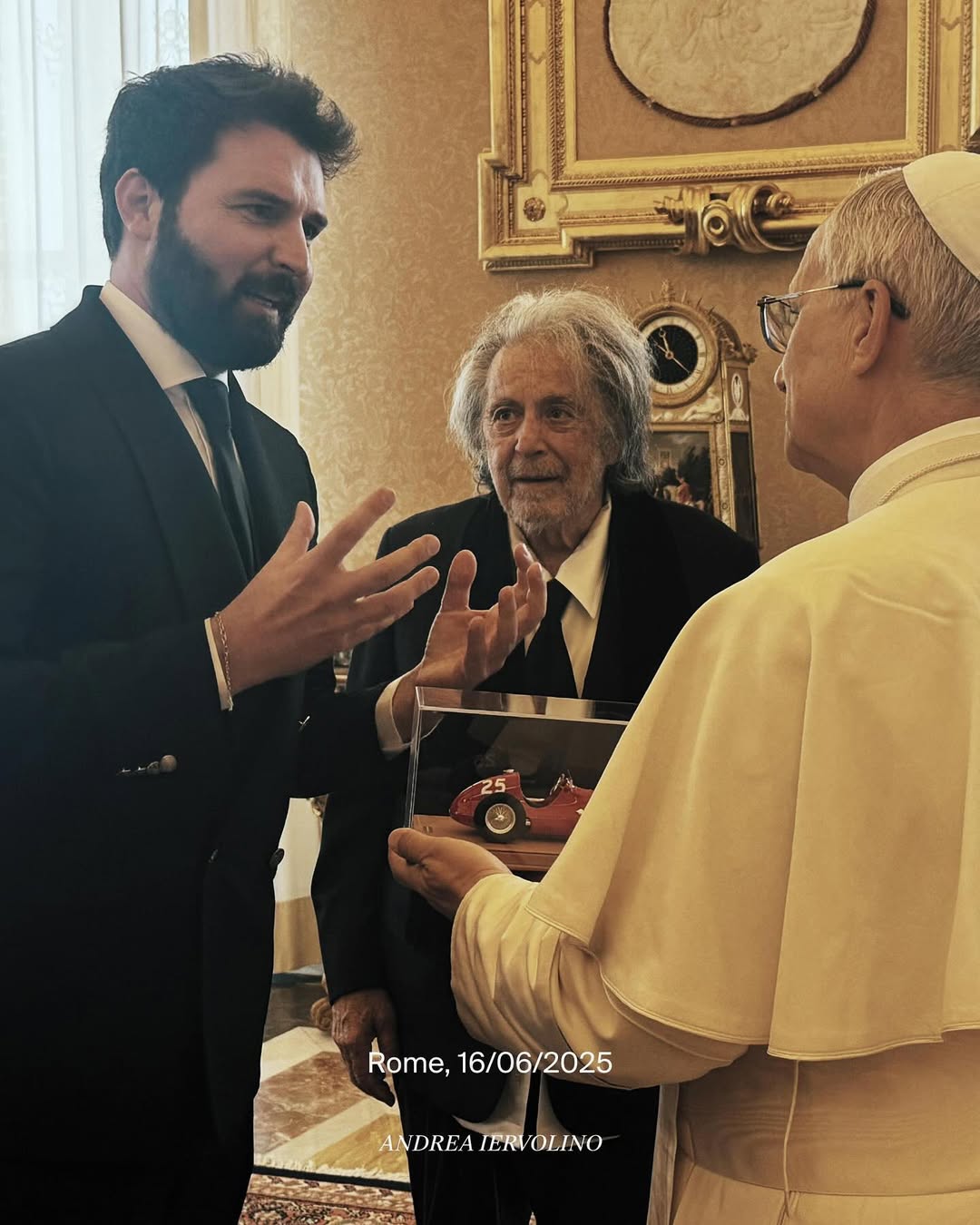 La storia dei fratelli Maserati non parla solo di automobili, ma di unità, collaborazione e legami che resistono al tempo. 🎬
Un onore immenso essere ricevuti da Sua Santità Papa Leone XIV: un momento carico di significato, che ha toccato profondamente anche Al Pacino. Compassione, giustizia e pace sono valori che cerchiamo di riflettere anche nel nostro lavoro creativo, e oggi ne abbiamo avuto la più bella conferma. #alpacino #popeleoXIV #vaticano #vatican #maserati #jessicaalba #michelemorrone