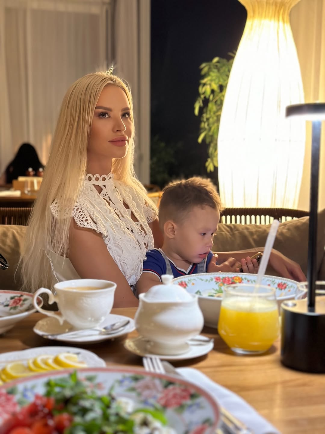 🫵Идеальная мать вышла покурить 10 лет назад: как нас дурят глянцем и куриными котлетами в форме динозавров»** 😉
**Вы тоже видели этих мам?** 👇
- Тех, у кого **дети едят брокколи с улыбкой**, а полы блестят, хотя у них тоже есть двухлетка с ведром клея?
- Кто **успевает на йогу в 6 утра**, пока ты третью ночь подряд гуглишь «почему ребенок ест только белые продукты»?
- Чьи **ленты в инсте** выглядят как пособие по счастливому материнству, а твоя — как хоррор про невыспавшуюся зомби?
**Расслабьтесь, дорогие.**
### **🚫 Идеальная мать — это:**
✔️ **Миф**, придуманный теми, кто продает органическое печенье за 500 рублей за штуку
✔️ **Фейк**, как фильтры в инстаграме (да, у той мамы тоже есть куча неудачных кадров)
✔️ **Невыполнимая миссия**, как найти все носки после стирки
**😎 Давайте по-честному:**
- **Если ребенок жив, накормлен и более-менее чист** — ты уже на уровне спецназа.
- **Развивающие занятия** — это когда ты успеваешь **не закричать** на третью истерику за час.
- **Ты не «просто домохозяйка»** — ты менеджер, повар, психолог и уборщица в одном флаконе. **И тебе за это не платят.**
### **💡 Лайфхак:**
Каждый раз, когда видишь «идеальную мать», вспоминай:
🔹 У нее тоже **есть дни, когда она плачет в ванной, жуя шоколад**
🔹 Ее ребенок **тоже орет в магазине**, просто она не выкладывает это в сторис
🔹 Она **тоже устала**, просто боится в этом признаться
**💬 А вы часто ловите себя на мысли «я — плохая мать»?**
Давайте делиться в комментариях **самыми эпичными провалами** — посмеемся вместе!
**С любовью,
[Ваша Яна
мать-героиня,
пережившая сегодня 3 истерики, 2 скандала из-за мультиков
и 1 попытку ребенка накормить хомяка йогуртом #материнство НеидеальнаяМама #МамыРугаютсяТоже #РеальноеВоспитание #МамаНаГрани #ЧестноеМатеринство #МамыИнстаграма #ПельмениСпасают #БезМаминойВины