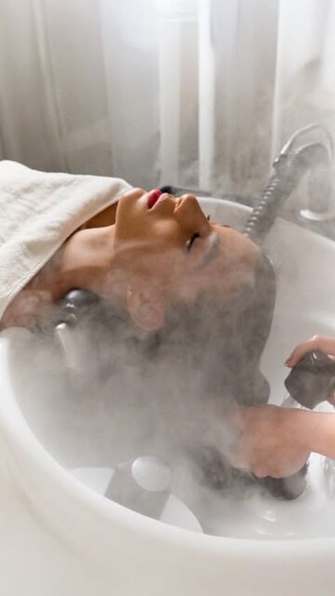 Our izil spa hair treatment is more than care, it’s a sensorial escape inspired by centuries-old Moroccan rituals. Relax into the purifying touch of Pink Salt Scalp Scrub and the deep nourishment of Henna Mask, crafted to detox, strengthen, and revive from root to tip.
علاج الشعر في سبا إزيل هو أكثر من مجرد عناية… إنه تجربة حسّية مستوحاة من طقوس الجمال المغربية العريقة.
استرخي وانغمسي في لمسة مقشر فروة الرأس بالملح الوردي التي تنقّي وتنعش، وتغذية قناع الحناء العميقة المصممة لتنقية الشعر، تقويته، واستعادة حيويته من الجذور حتى الأطراف.