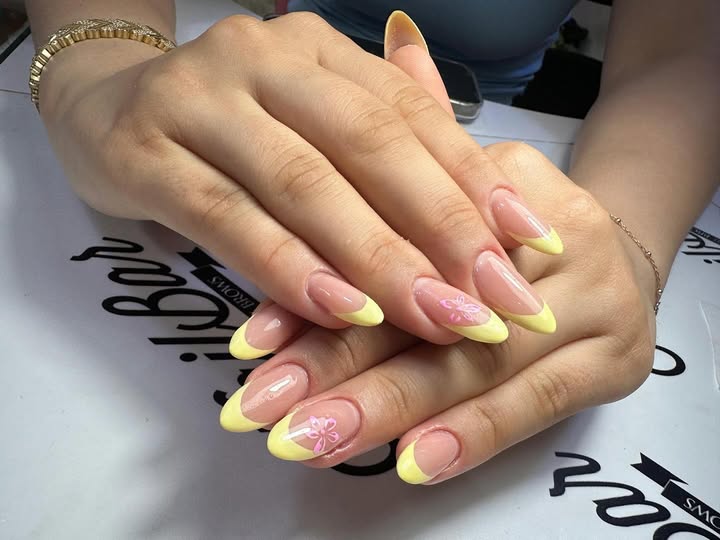 Nailbar farkıyla Jel tırnak💅🏻 💗
☑Tüm uygulamalarınız uzman nail artistlerimiz tarafından yapılmaktadır.....
☑Tamemen el emeği nail artlar, hiçbir yerde bulamayacağınız oje ve süsleme çeşitleri...
☑Sizleri de mutlu müşterilerimiz arasına; Nailbar ailesine katılmaya davet ediyoruz....
☑Bilgi ve randevu için dm den yazabilir veya 0530 624 52 27 nolu telefondan bize ulaşabilirsiniz... •
•
💅 #nails #nail #fashion #nailart #nailpolish #naildesign #nailextensions #proteztirnak #proteztırnak #proteztırnakeğitimi #proteztirnakistanbul #proteztirnakbakirkoy #proteztırnakflorya #jeltirnak #jeltirnakistanbul #jeltirnakbakirkoy #kalicioje #tirnakdizayn #tirnakbakimi #tirnaksüsleme #ojesizgezmeyenlerkulübü #tirnakyeme #tiktok
