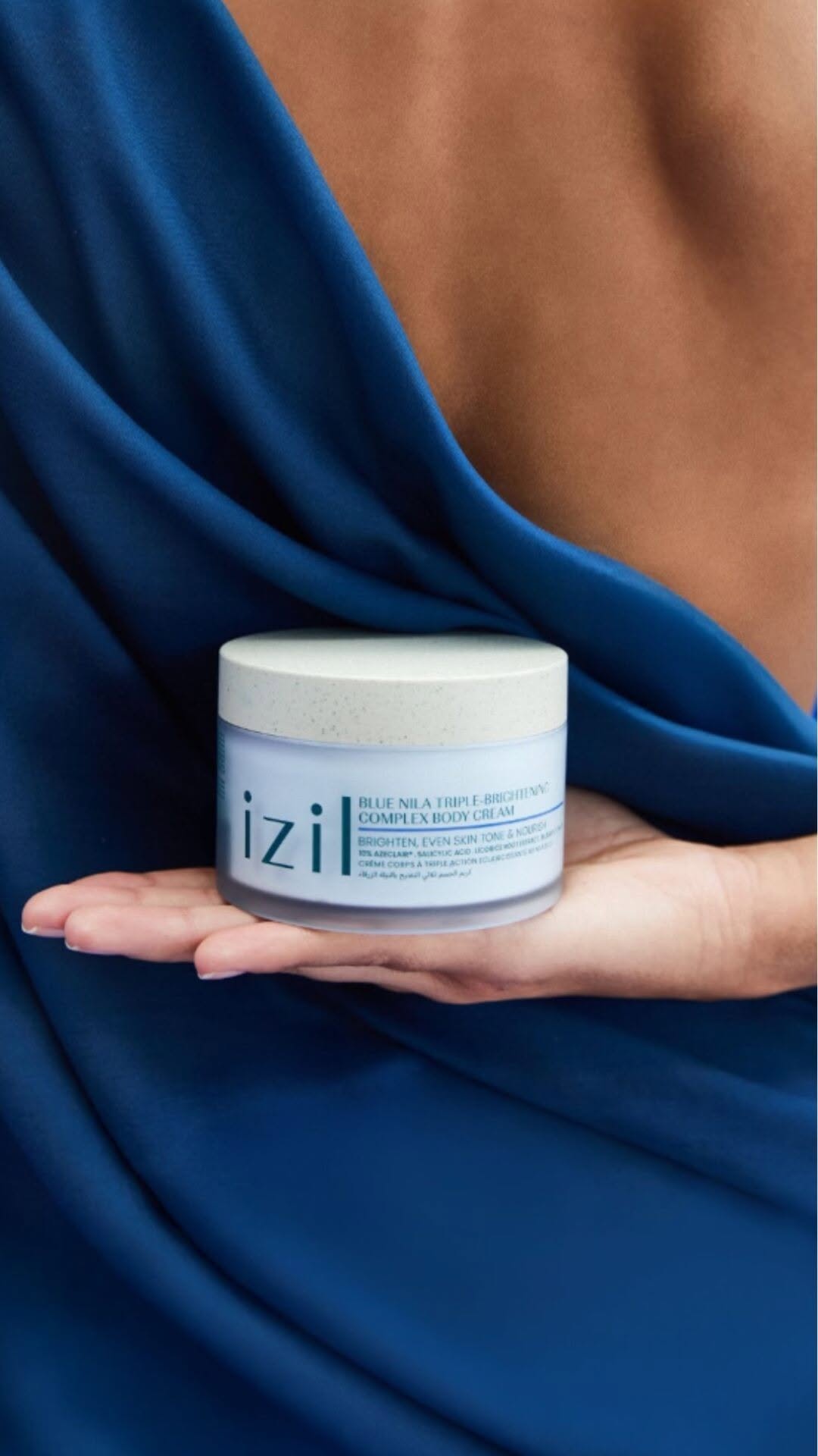 For centuries, Moroccan women have trusted Blue Nila to brighten, smooth, and unify their skin tone, even in the most delicate areas. At izil, we’ve reimagined this rare desert ritual with science-backed actives to craft a full body ritual that unveils clearer, more even, and confident skin. Unveil your brightest skin with our Blue Nila Brightening Body Ritual.
لأجيال، اعتمدت النساء المغربيات على النيلة الزرقاء لتفتيح البشرة وتوحيد لونها بلمسة لطيفة وفعّالة حتى في المناطق الحساسة.
واليوم، أعادت إزيل ابتكار هذا الطقس العريق بتركيبة مدعومة علميًا، لنمنحكم طقوس عناية كاملة توحّد لون البشرة وتمنحها نعومة وإشراقة متوازنة. اكشفوا عن سر التفتيح مع طقوس الجسم للتفتيح بالنيلة الزرقاء