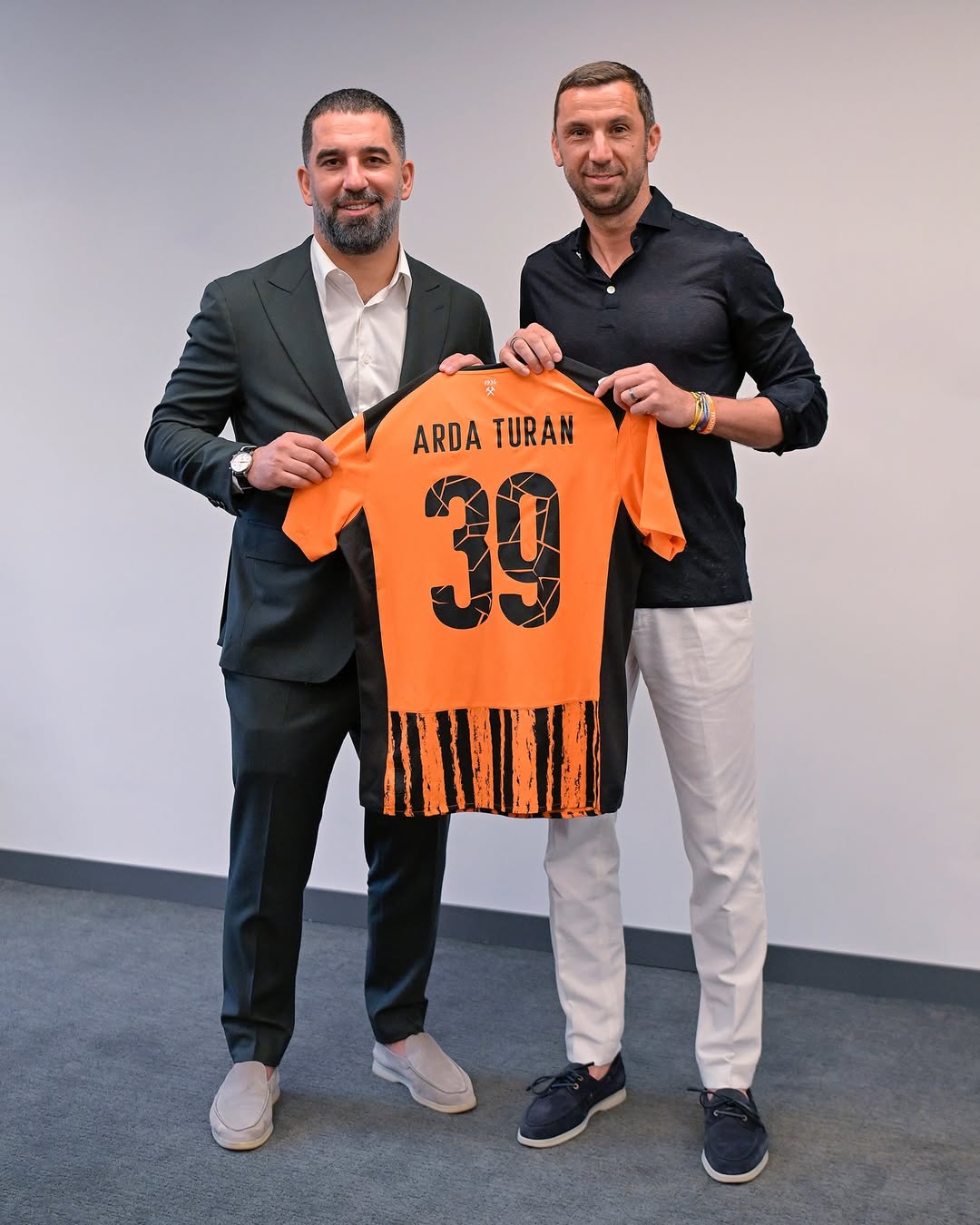 🆕 Новий етап 🧡 Арда Туран 🇹🇷
⠀
🙌 Турецький фахівець став 39-м головним тренером в історії «Шахтаря» ⚒️
⠀
🆕 New stage 🧡 @ArdaTuran 🇹🇷
⠀
🙌 Turkish specialist became the 39th head coach in the history of Shakhtar ⚒️
⠀
#Shakhtar #Türkiye #football #sport #team