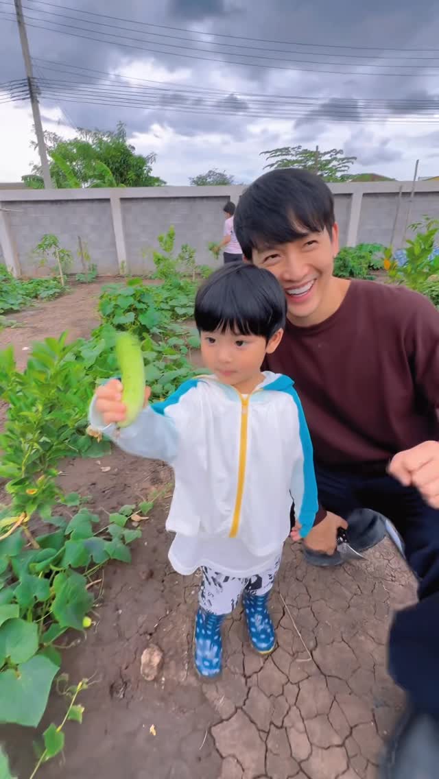 วิชาเกษตรกันครับวันนี้ 🫛🥒 แดดร่ม ลมไม่ค่อยมีเลยงับ 😂 @pjjayypearl_pjjp @warattaya