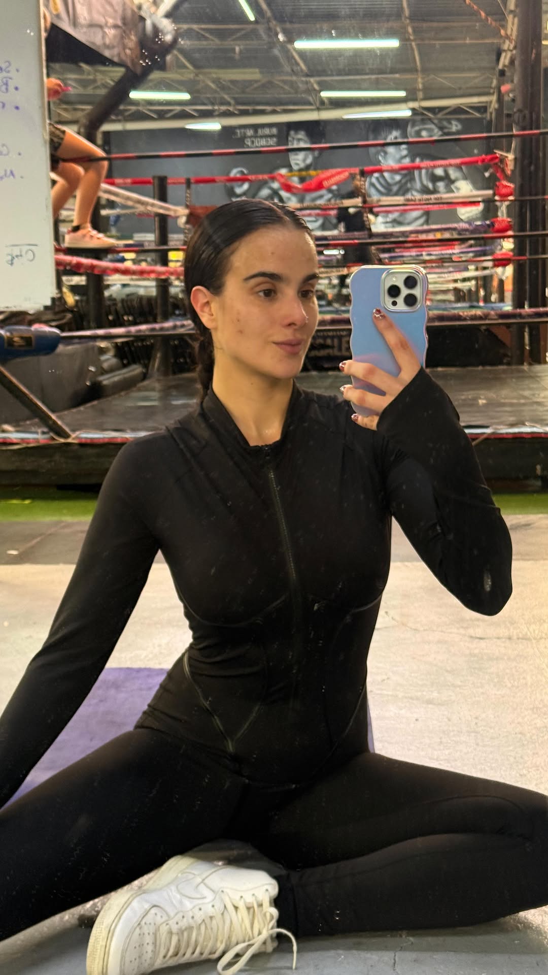 No te preocupes de lo q la gente dice de ti, ellos están buscando fallas en tu vida en lugar de arreglar la suyas.
Si los comentarios vienen de personas que no son “ejemplo” a seguir ¡ no cuenta! 🥊🥊
Nunca aceptes una crítica “constructiva” de alguien q no ha construido nada 🤌🏽🤌🏽