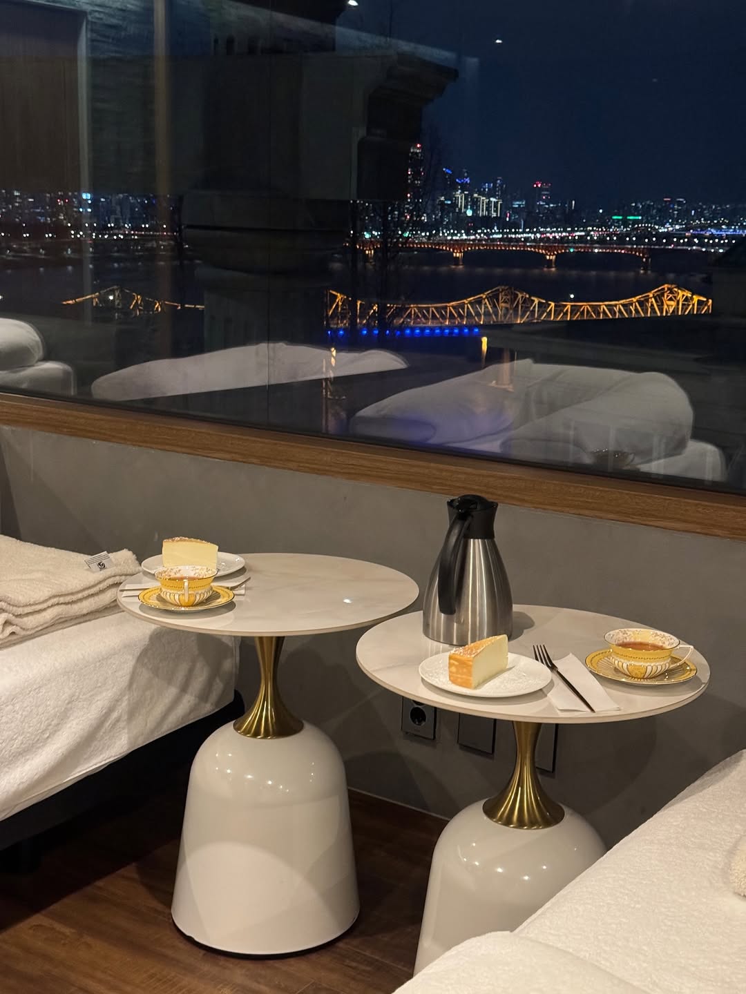 💆🏻♀️
요즘 일상..
피부에 탄력과 푸석함을 잡기 위해
미녀 원장님께 🫶🏻 피부관리받는중