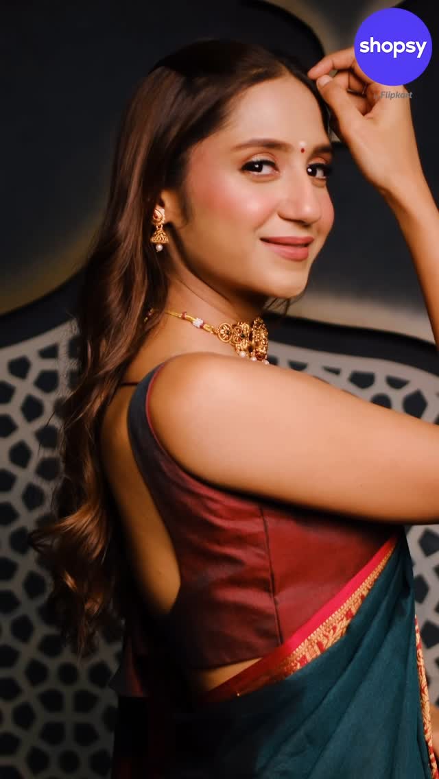 “From Marwari chokri to South Indian stunner! 🌟 Draped in Kanjivaram charm, sparkling with Shopsy’s gold-plated jewels, and strutting in golden heels. Completed the vibe with a desi mitti ka pot! 🪔 Shop my Bharat Bazaar look on @shopsy_app and create your own cultural magic! 🛍️ #ShopsyBharatBazaar #DesiGlam #ShopTheLook”
📸 @afrographer
💄 @yashvi_makeover14
